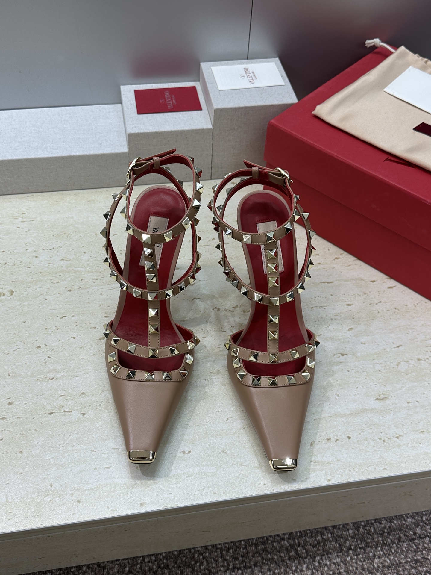 (配全套飞机盒)Valentino 2026春夏新款时尚三带铆钉铁头女鞋 华伦天奴字母logo五金扣高跟