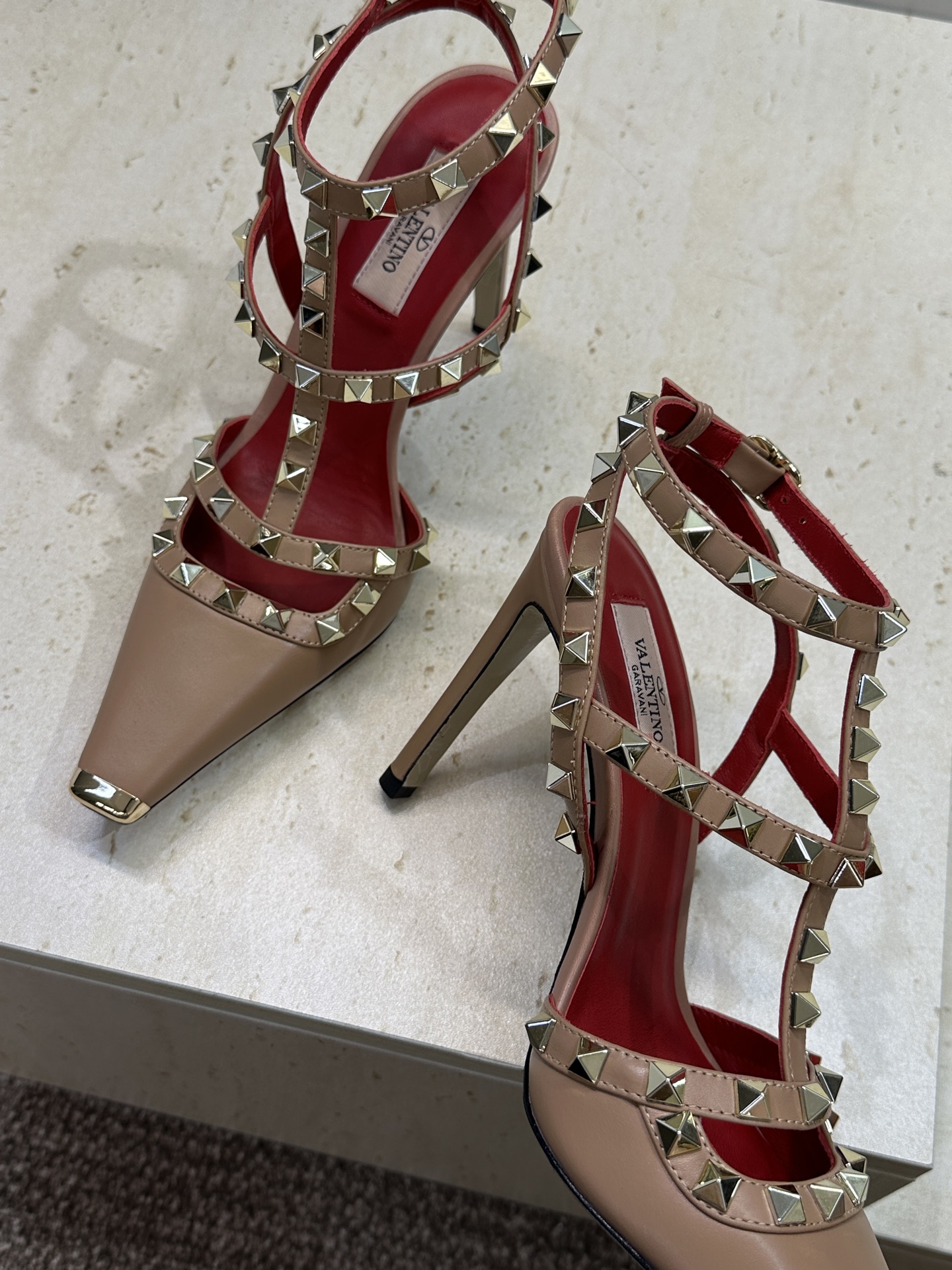 (配全套飞机盒)Valentino 2026春夏新款时尚三带铆钉铁头女鞋 华伦天奴字母logo五金扣高跟