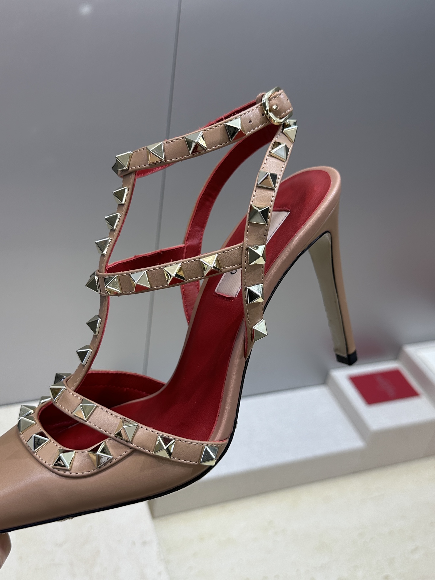 (配全套飞机盒)Valentino 2026春夏新款时尚三带铆钉铁头女鞋 华伦天奴字母logo五金扣高跟