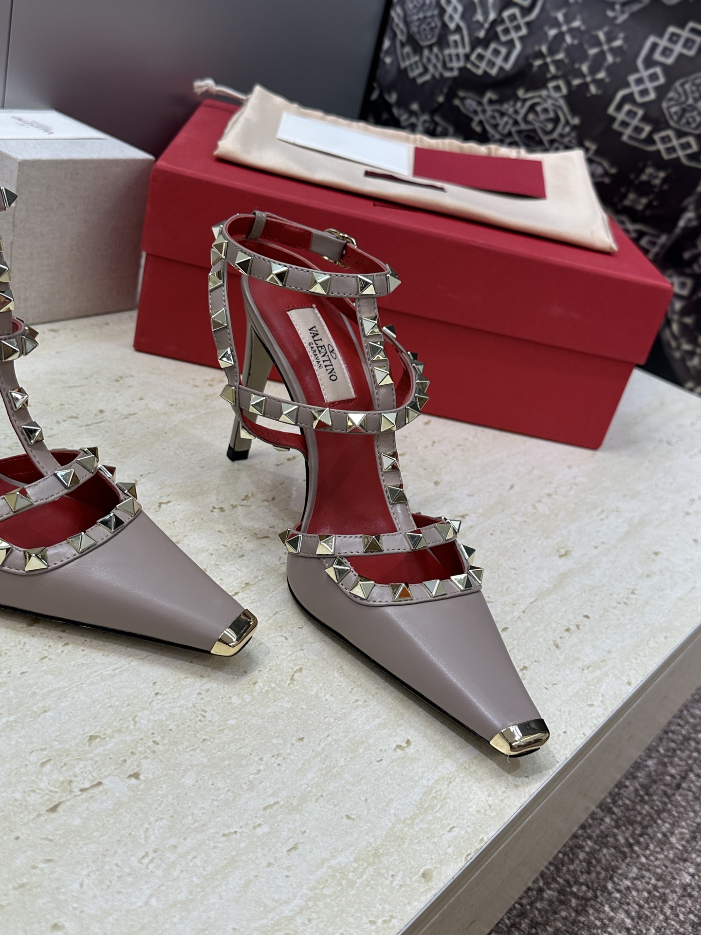 (配全套飞机盒)Valentino 2026春夏新款时尚三带铆钉铁头女鞋 华伦天奴字母logo五金扣高跟