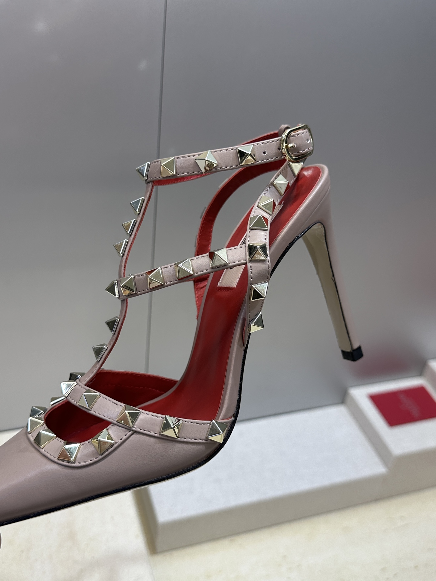 (配全套飞机盒)Valentino 2026春夏新款时尚三带铆钉铁头女鞋 华伦天奴字母logo五金扣高跟