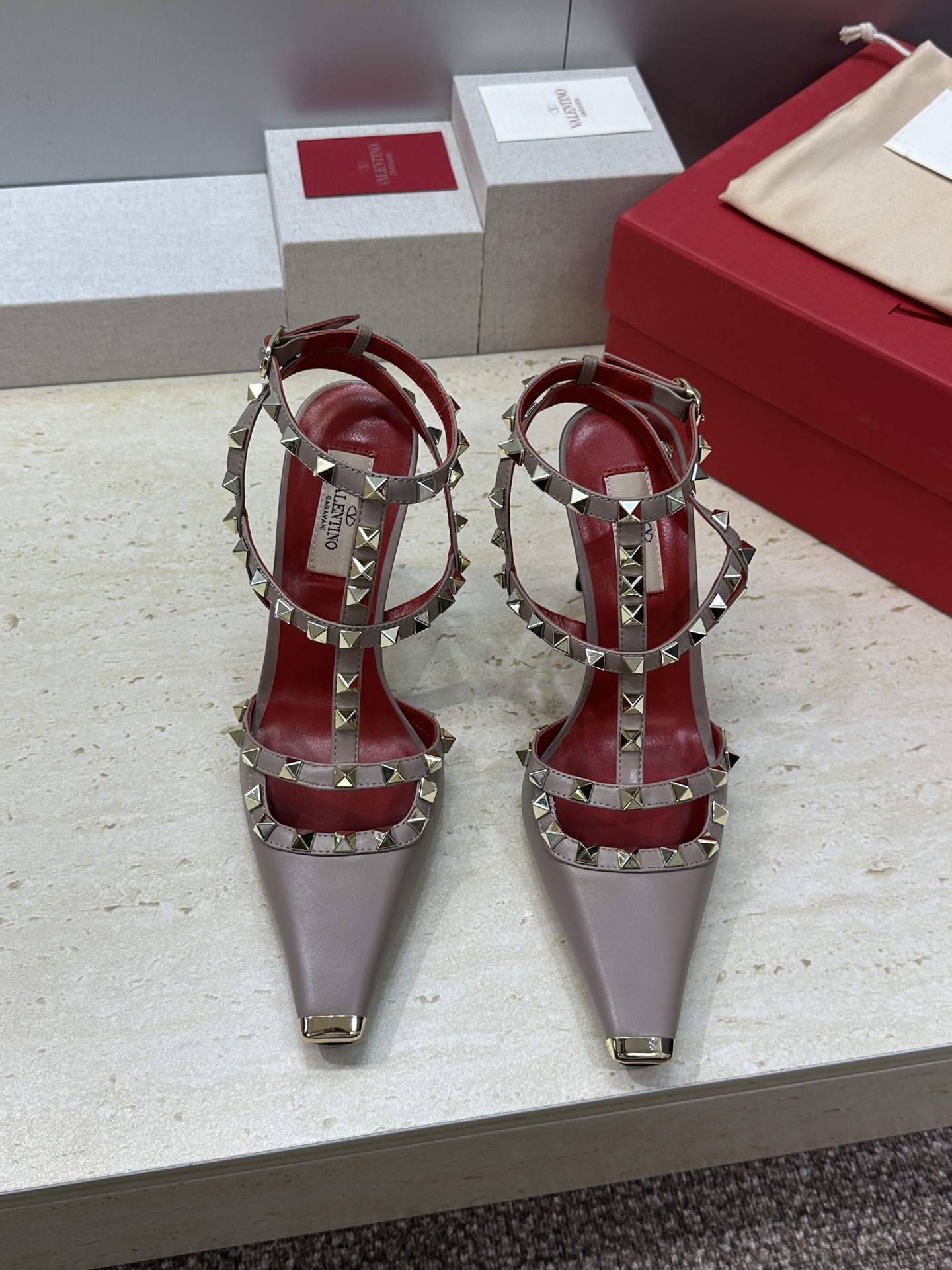 (配全套飞机盒)Valentino 2026春夏新款时尚三带铆钉铁头女鞋 华伦天奴字母logo五金扣高跟