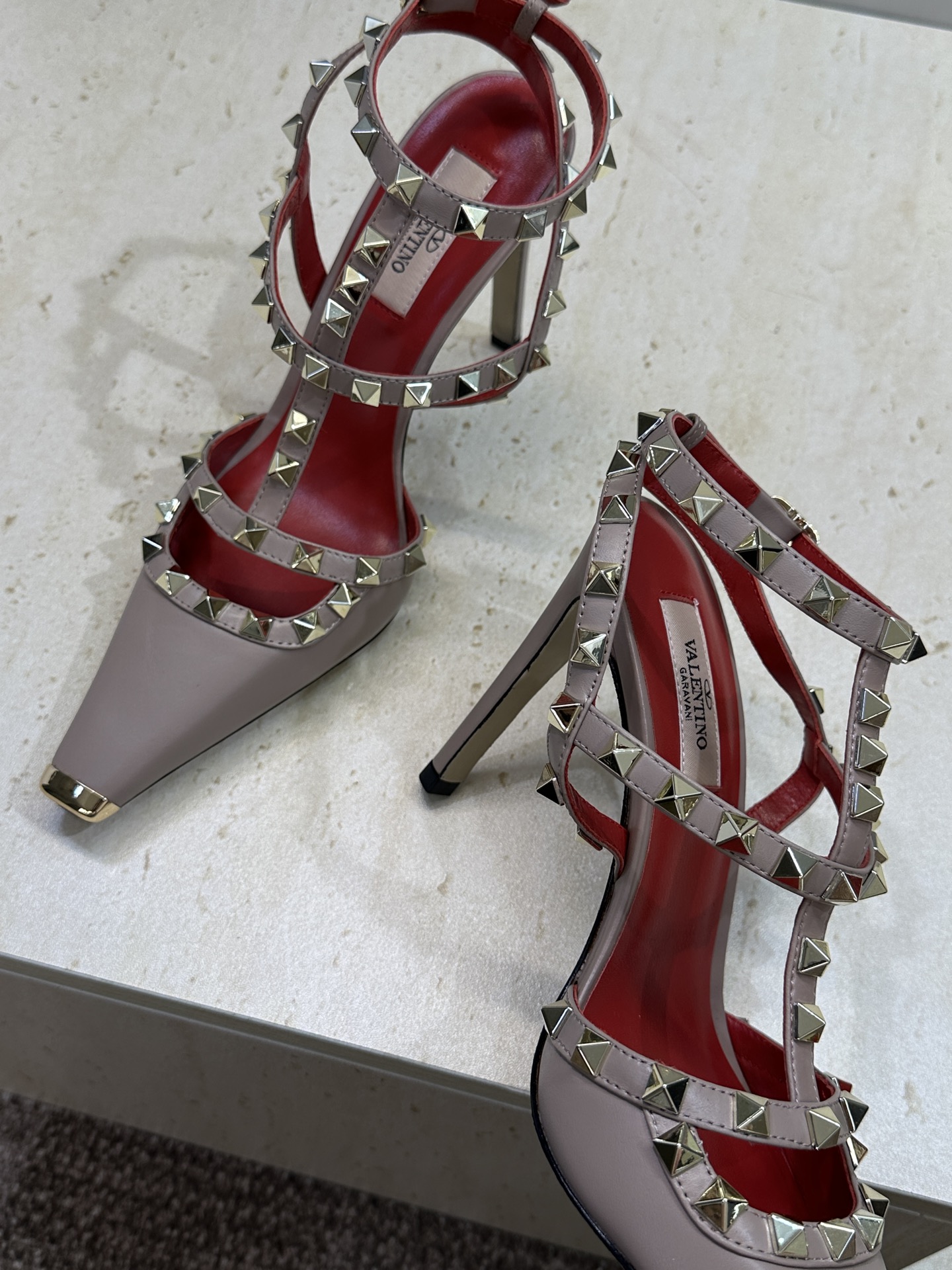 (配全套飞机盒)Valentino 2026春夏新款时尚三带铆钉铁头女鞋 华伦天奴字母logo五金扣高跟