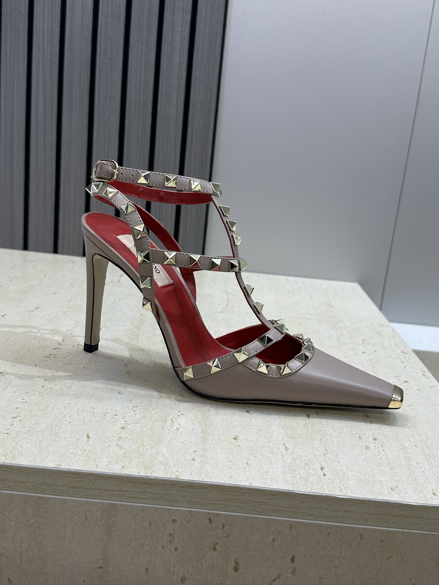 (配全套飞机盒)Valentino 2026春夏新款时尚三带铆钉铁头女鞋 华伦天奴字母logo五金扣高跟