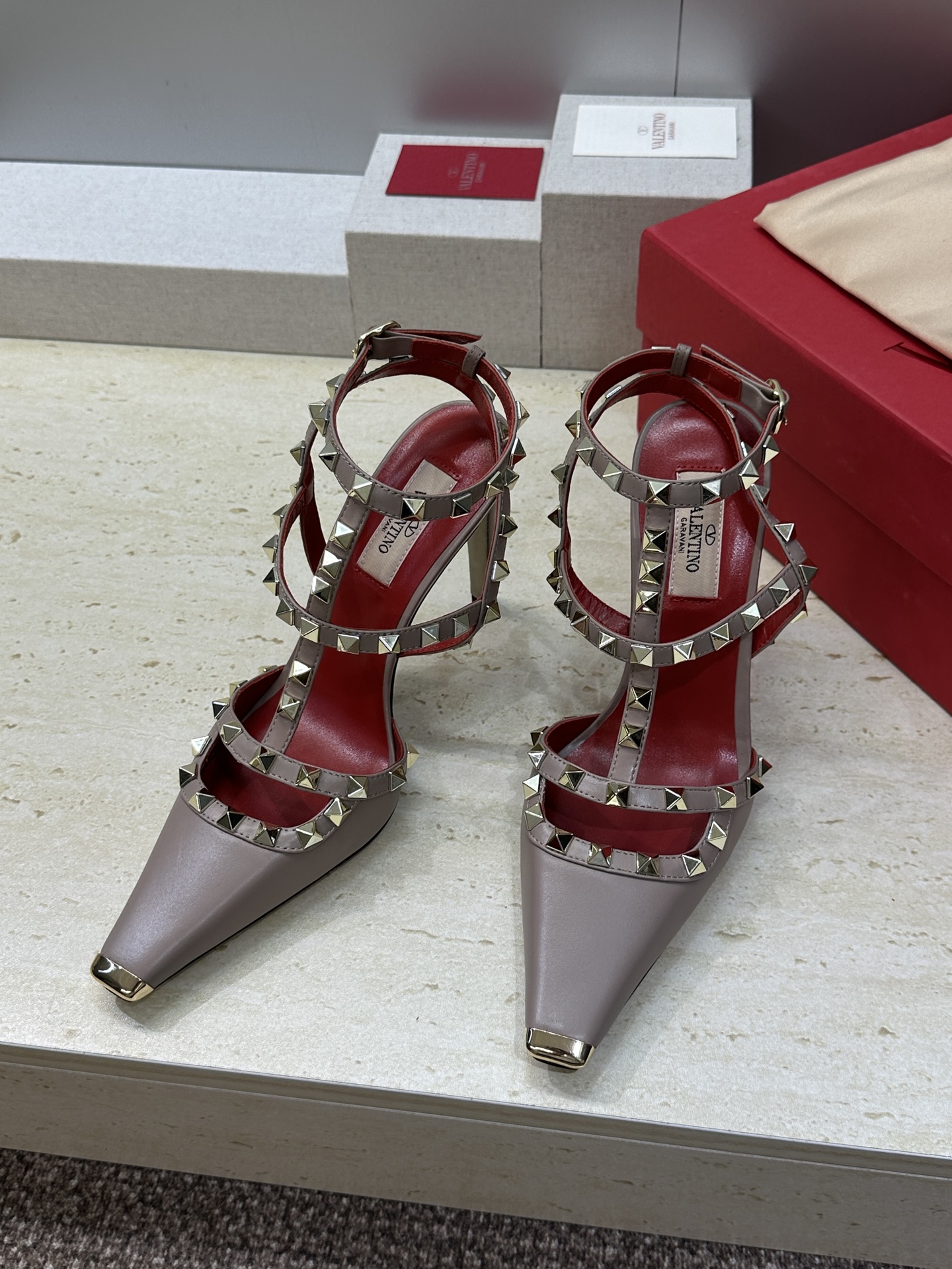(配全套飞机盒)Valentino 2026春夏新款时尚三带铆钉铁头女鞋 华伦天奴字母logo五金扣高跟
