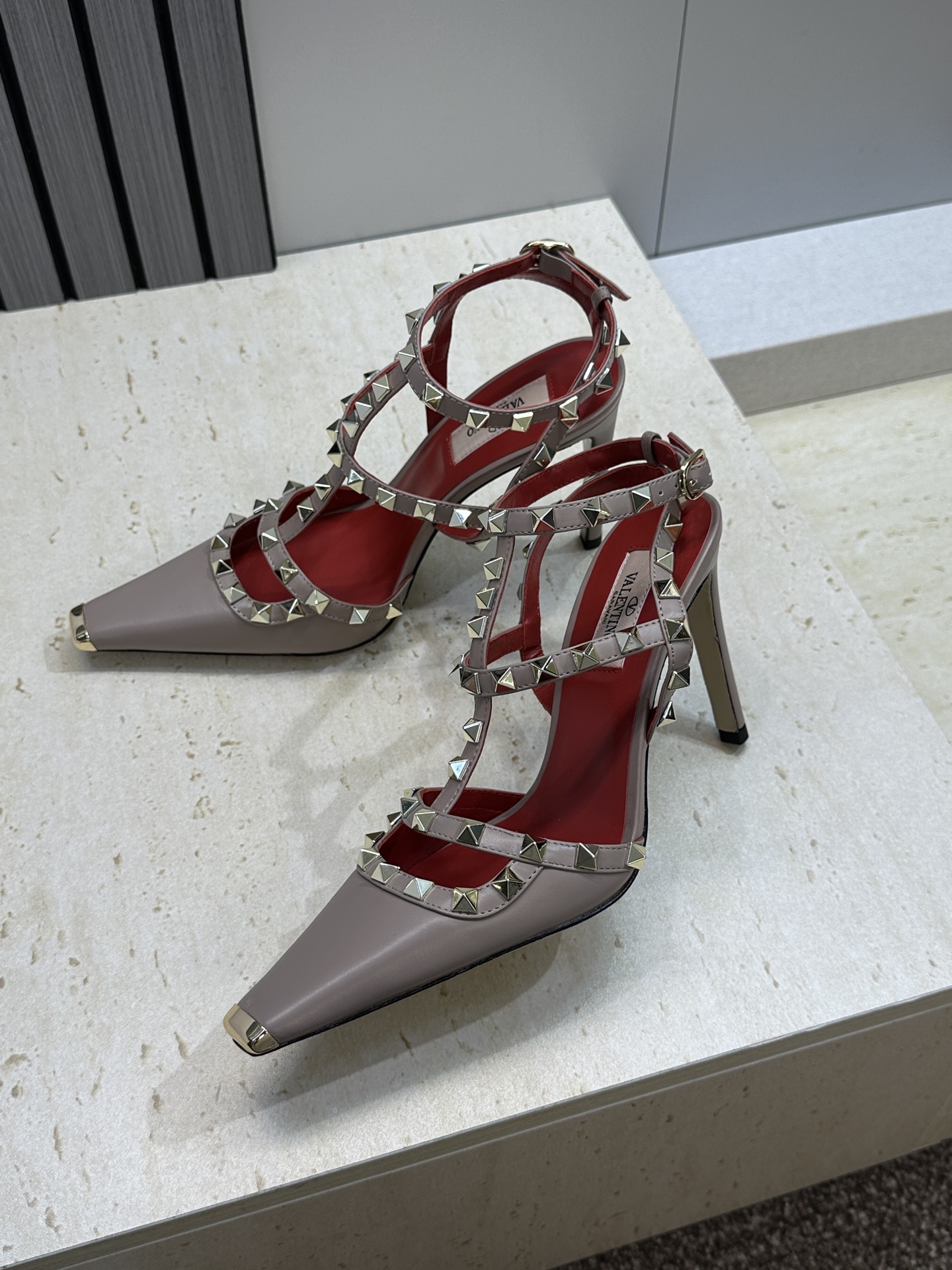 (配全套飞机盒)Valentino 2026春夏新款时尚三带铆钉铁头女鞋 华伦天奴字母logo五金扣高跟