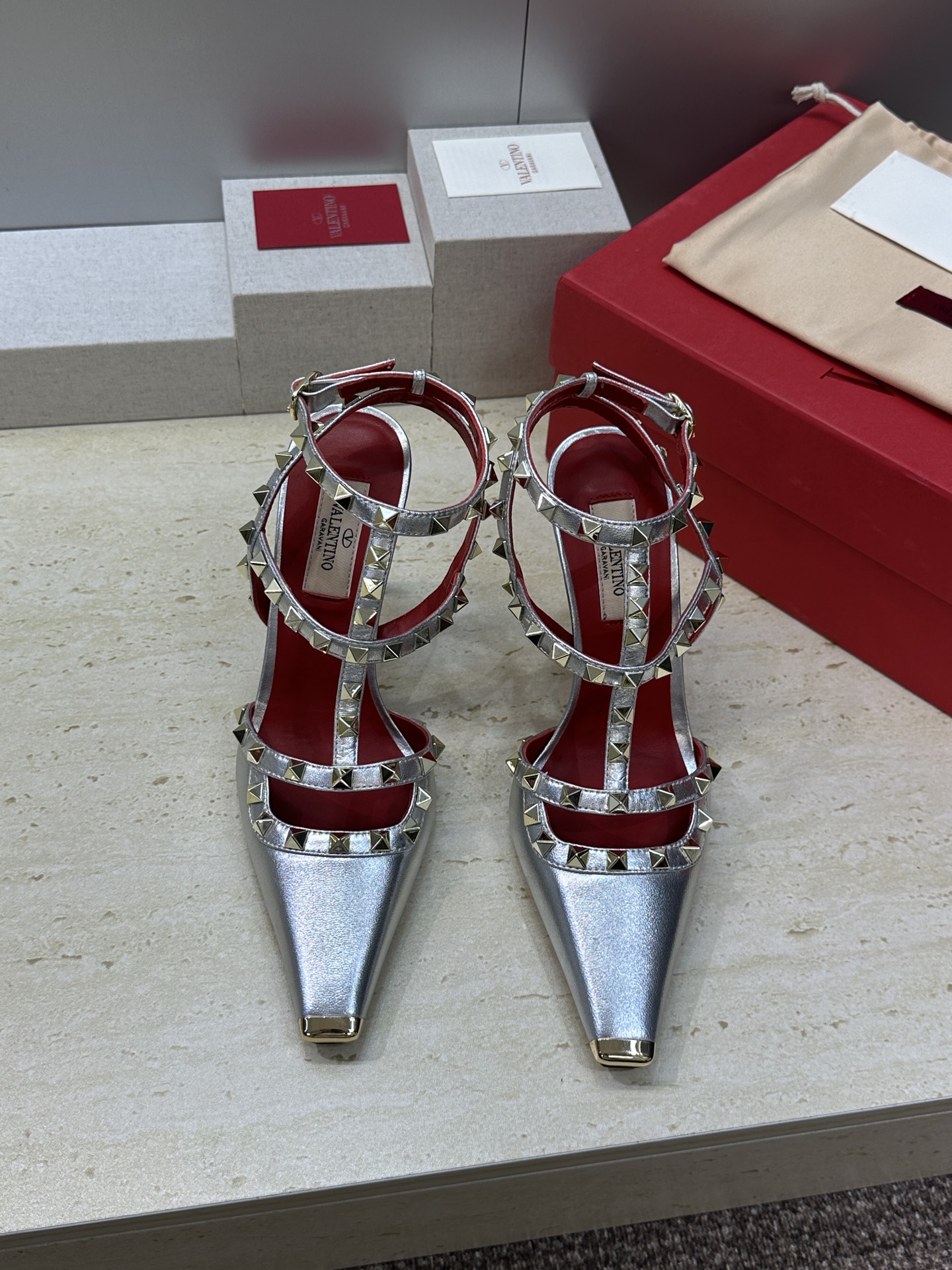 (配全套飞机盒)Valentino 2026春夏新款时尚三带铆钉铁头女鞋 华伦天奴字母logo五金扣高跟