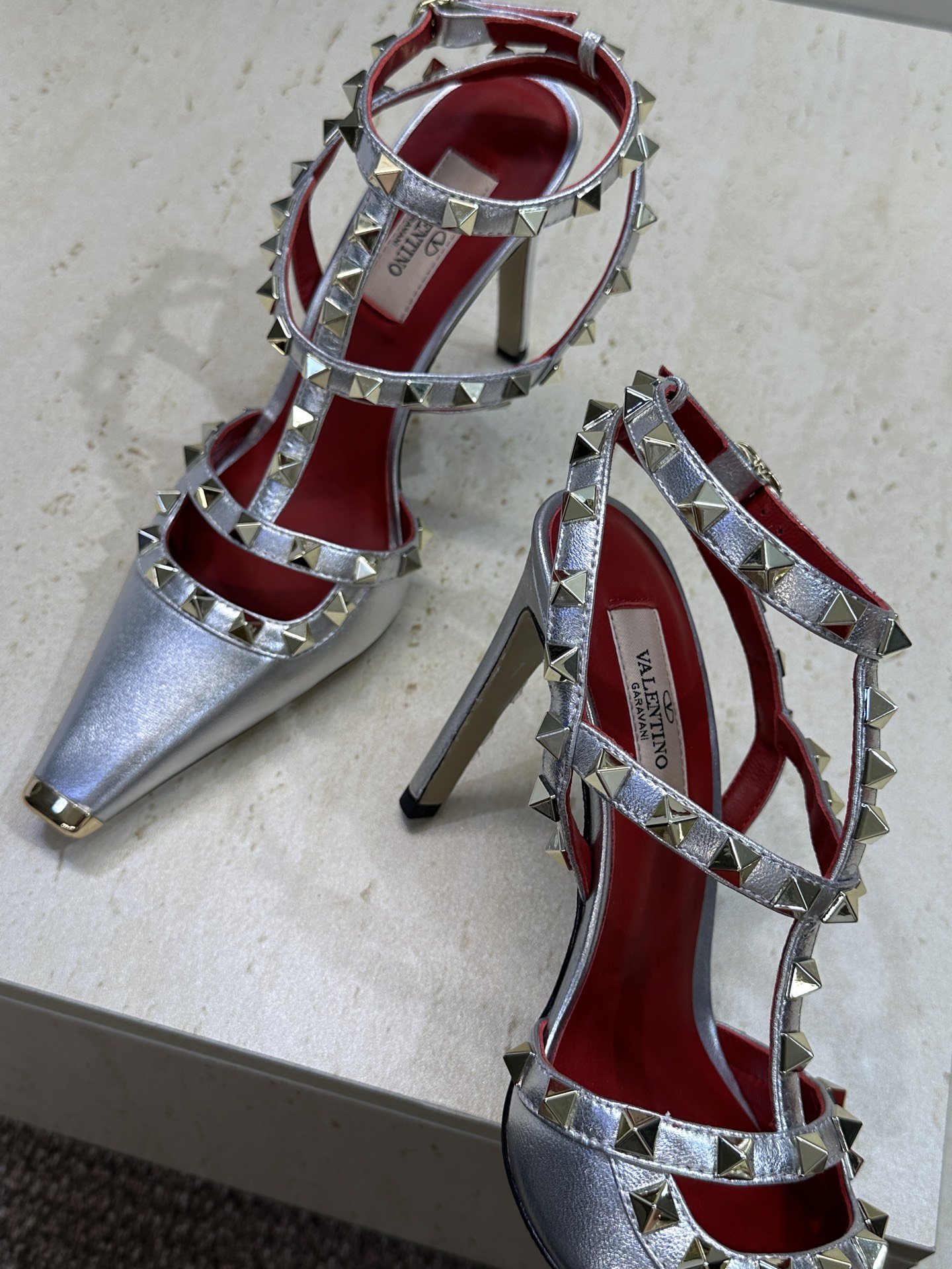 (配全套飞机盒)Valentino 2026春夏新款时尚三带铆钉铁头女鞋 华伦天奴字母logo五金扣高跟