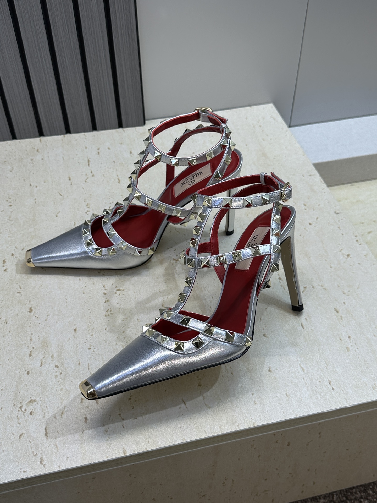 (配全套飞机盒)Valentino 2026春夏新款时尚三带铆钉铁头女鞋 华伦天奴字母logo五金扣高跟