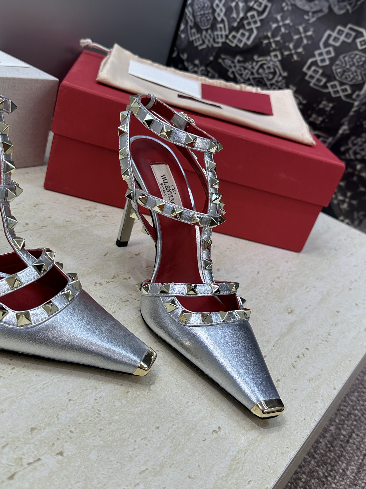 (配全套飞机盒)Valentino 2026春夏新款时尚三带铆钉铁头女鞋 华伦天奴字母logo五金扣高跟