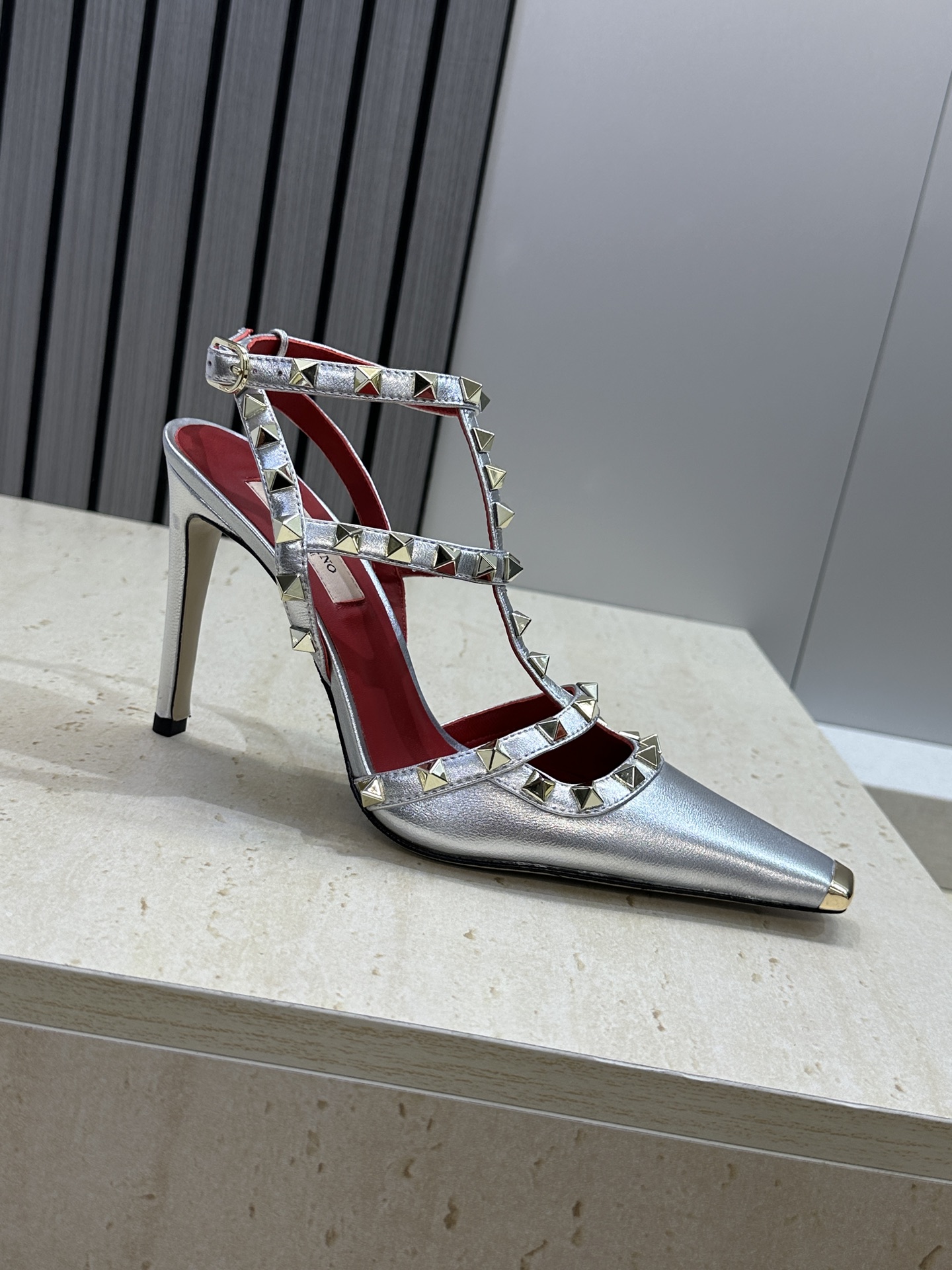 (配全套飞机盒)Valentino 2026春夏新款时尚三带铆钉铁头女鞋 华伦天奴字母logo五金扣高跟