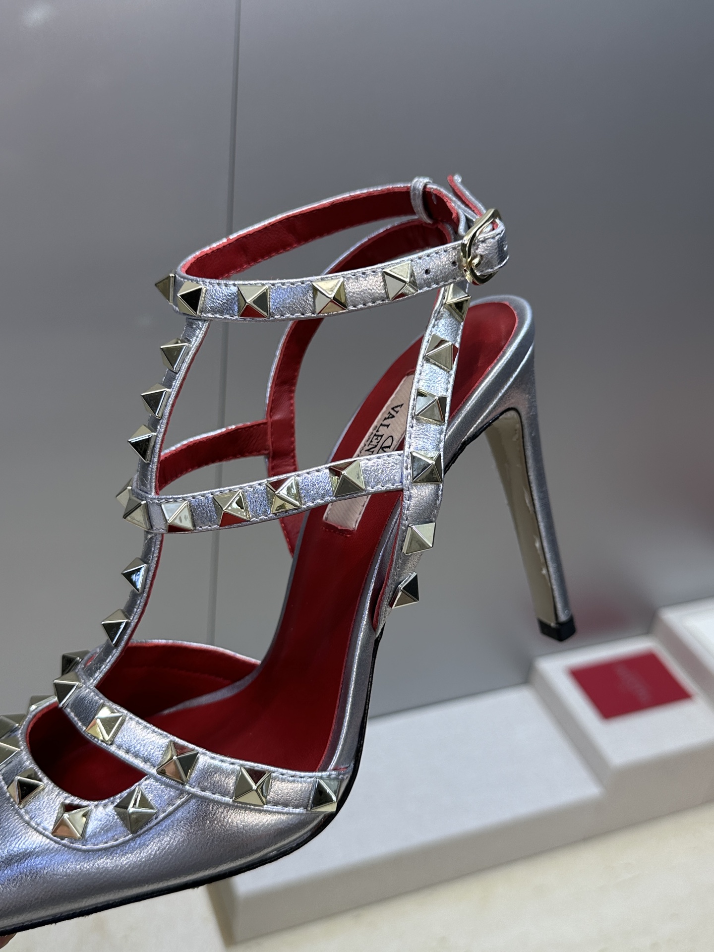 (配全套飞机盒)Valentino 2026春夏新款时尚三带铆钉铁头女鞋 华伦天奴字母logo五金扣高跟