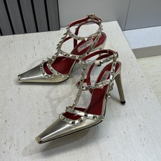 (配全套飞机盒)Valentino 2026春夏新款时尚三带铆钉铁头女鞋 华伦天奴字母logo五金扣高跟 (配全套飞机盒)Valentino 2026春夏新款时尚三带铆钉铁头女鞋 华伦天奴字母logo五金扣高跟