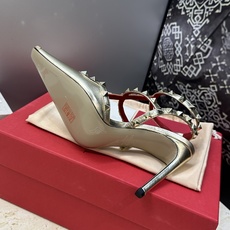 (配全套飞机盒)Valentino 2026春夏新款时尚三带铆钉铁头女鞋 华伦天奴字母logo五金扣高跟 (配全套飞机盒)Valentino 2026春夏新款时尚三带铆钉铁头女鞋 华伦天奴字母logo五金扣高跟