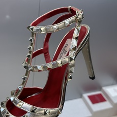 (配全套飞机盒)Valentino 2026春夏新款时尚三带铆钉铁头女鞋 华伦天奴字母logo五金扣高跟 (配全套飞机盒)Valentino 2026春夏新款时尚三带铆钉铁头女鞋 华伦天奴字母logo五金扣高跟