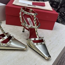 (配全套飞机盒)Valentino 2026春夏新款时尚三带铆钉铁头女鞋 华伦天奴字母logo五金扣高跟 (配全套飞机盒)Valentino 2026春夏新款时尚三带铆钉铁头女鞋 华伦天奴字母logo五金扣高跟