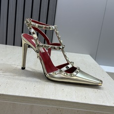 (配全套飞机盒)Valentino 2026春夏新款时尚三带铆钉铁头女鞋 华伦天奴字母logo五金扣高跟 (配全套飞机盒)Valentino 2026春夏新款时尚三带铆钉铁头女鞋 华伦天奴字母logo五金扣高跟