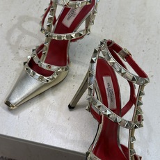 (配全套飞机盒)Valentino 2026春夏新款时尚三带铆钉铁头女鞋 华伦天奴字母logo五金扣高跟 (配全套飞机盒)Valentino 2026春夏新款时尚三带铆钉铁头女鞋 华伦天奴字母logo五金扣高跟