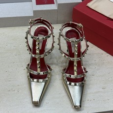 (配全套飞机盒)Valentino 2026春夏新款时尚三带铆钉铁头女鞋 华伦天奴字母logo五金扣高跟 (配全套飞机盒)Valentino 2026春夏新款时尚三带铆钉铁头女鞋 华伦天奴字母logo五金扣高跟