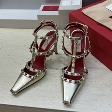 (配全套飞机盒)Valentino 2026春夏新款时尚三带铆钉铁头女鞋 华伦天奴字母logo五金扣高跟 (配全套飞机盒)Valentino 2026春夏新款时尚三带铆钉铁头女鞋 华伦天奴字母logo五金扣高跟