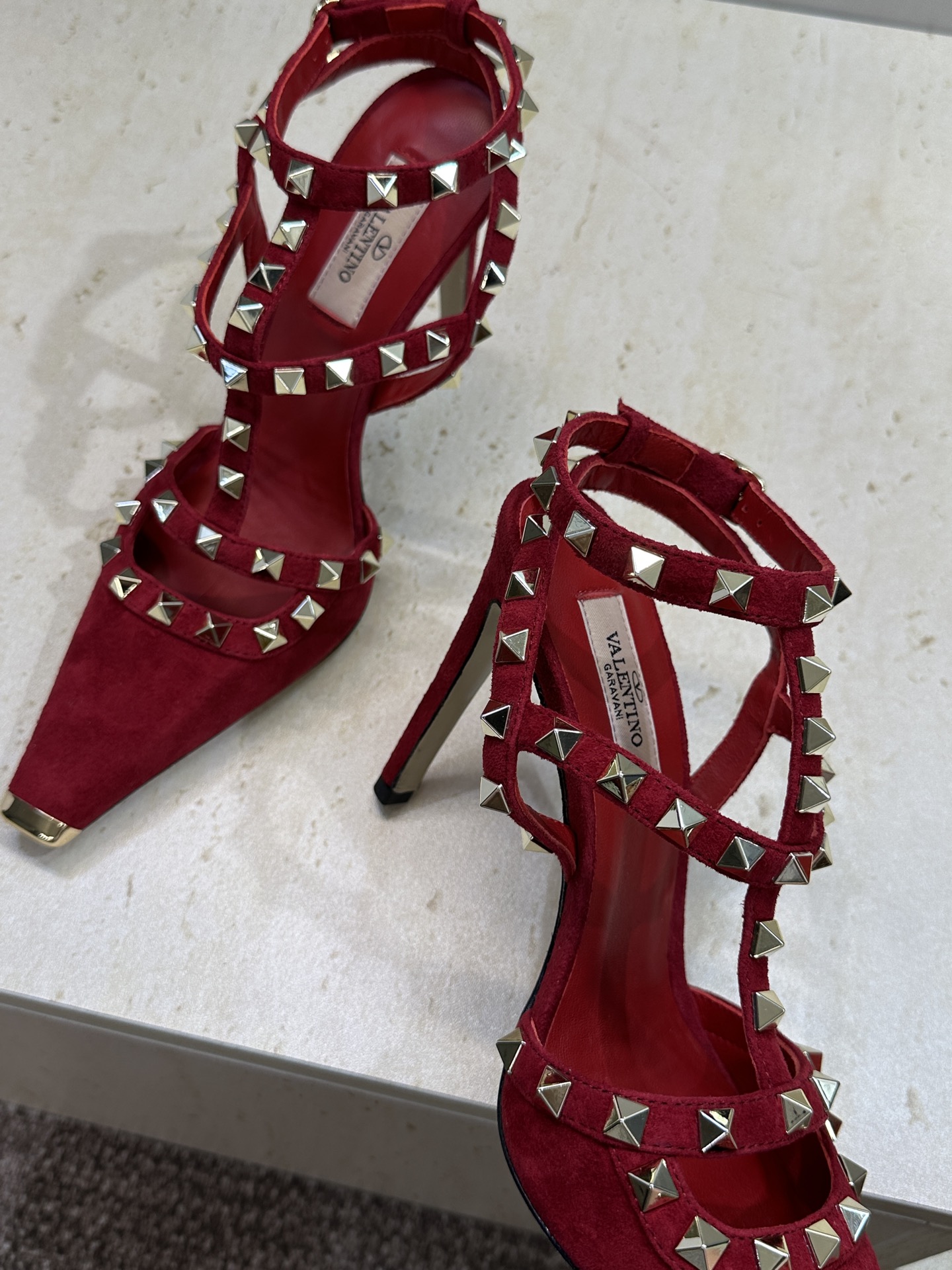 (配全套飞机盒)Valentino 2026春夏新款时尚三带铆钉铁头女鞋 华伦天奴字母logo五金扣高跟