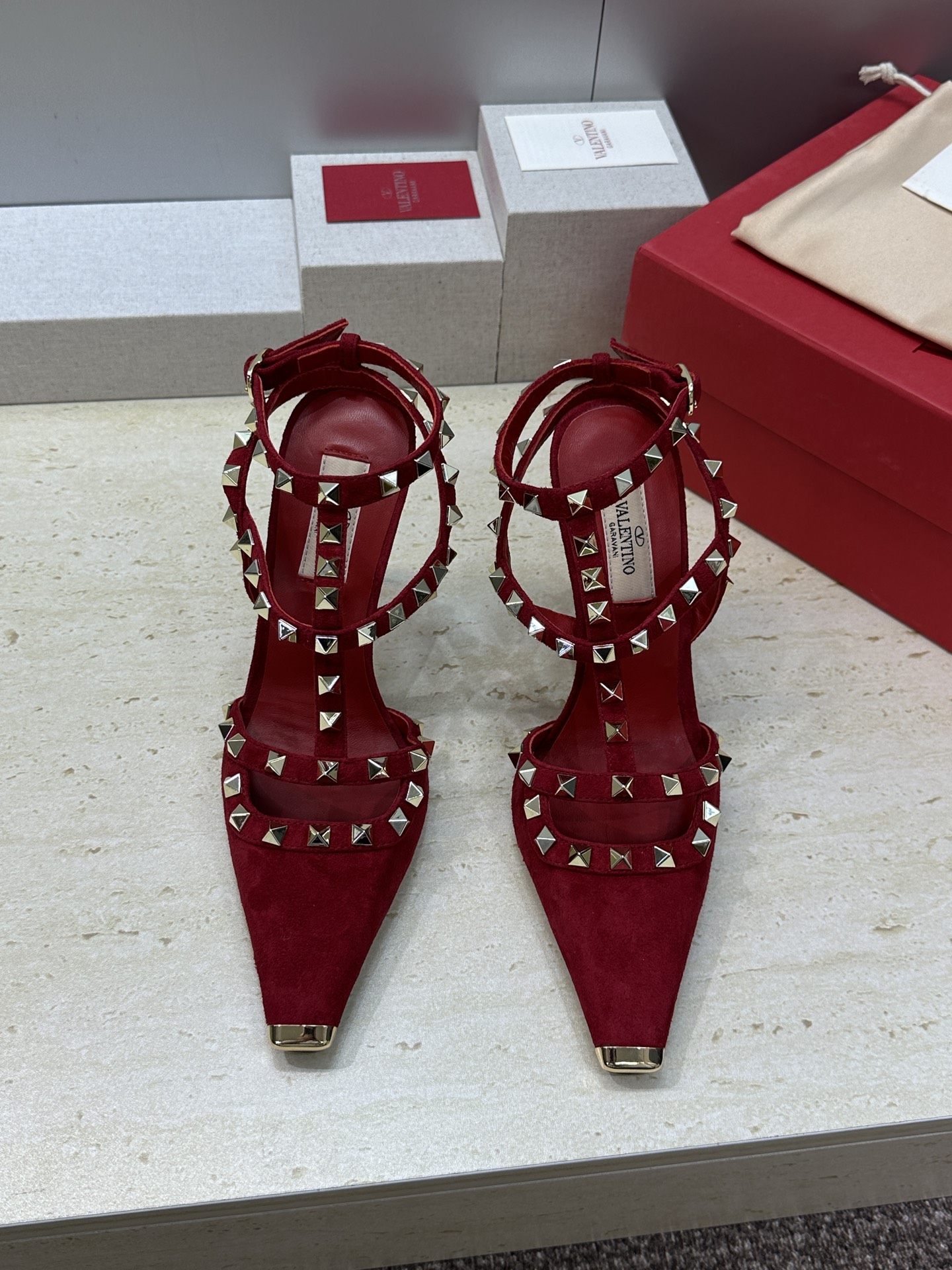 (配全套飞机盒)Valentino 2026春夏新款时尚三带铆钉铁头女鞋 华伦天奴字母logo五金扣高跟