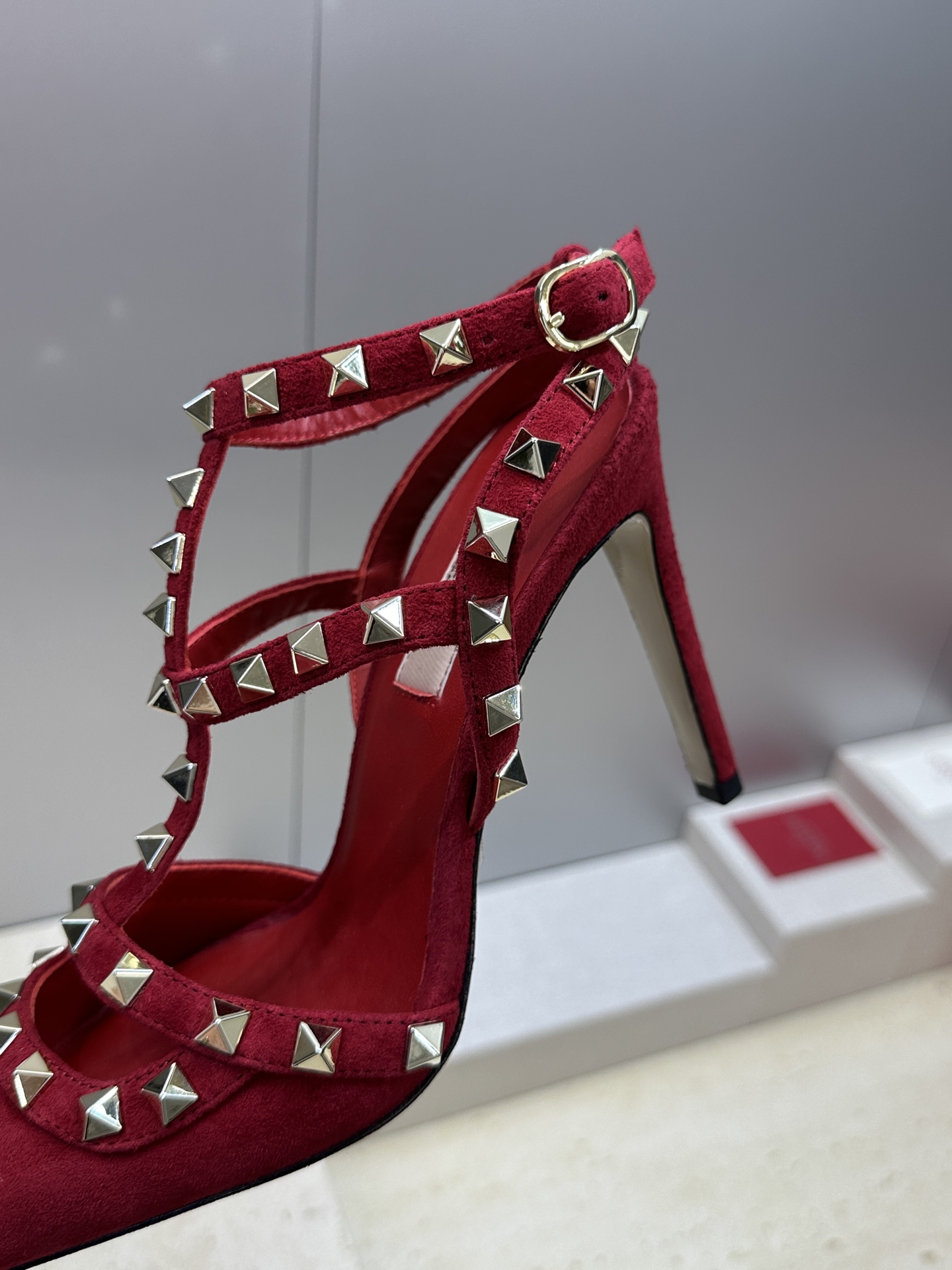 (配全套飞机盒)Valentino 2026春夏新款时尚三带铆钉铁头女鞋 华伦天奴字母logo五金扣高跟