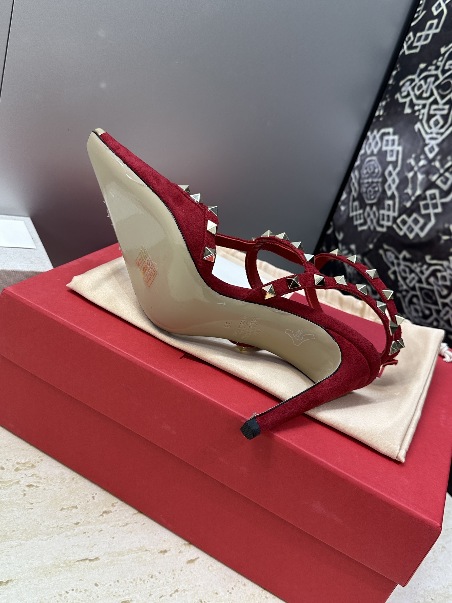 (配全套飞机盒)Valentino 2026春夏新款时尚三带铆钉铁头女鞋 华伦天奴字母logo五金扣高跟