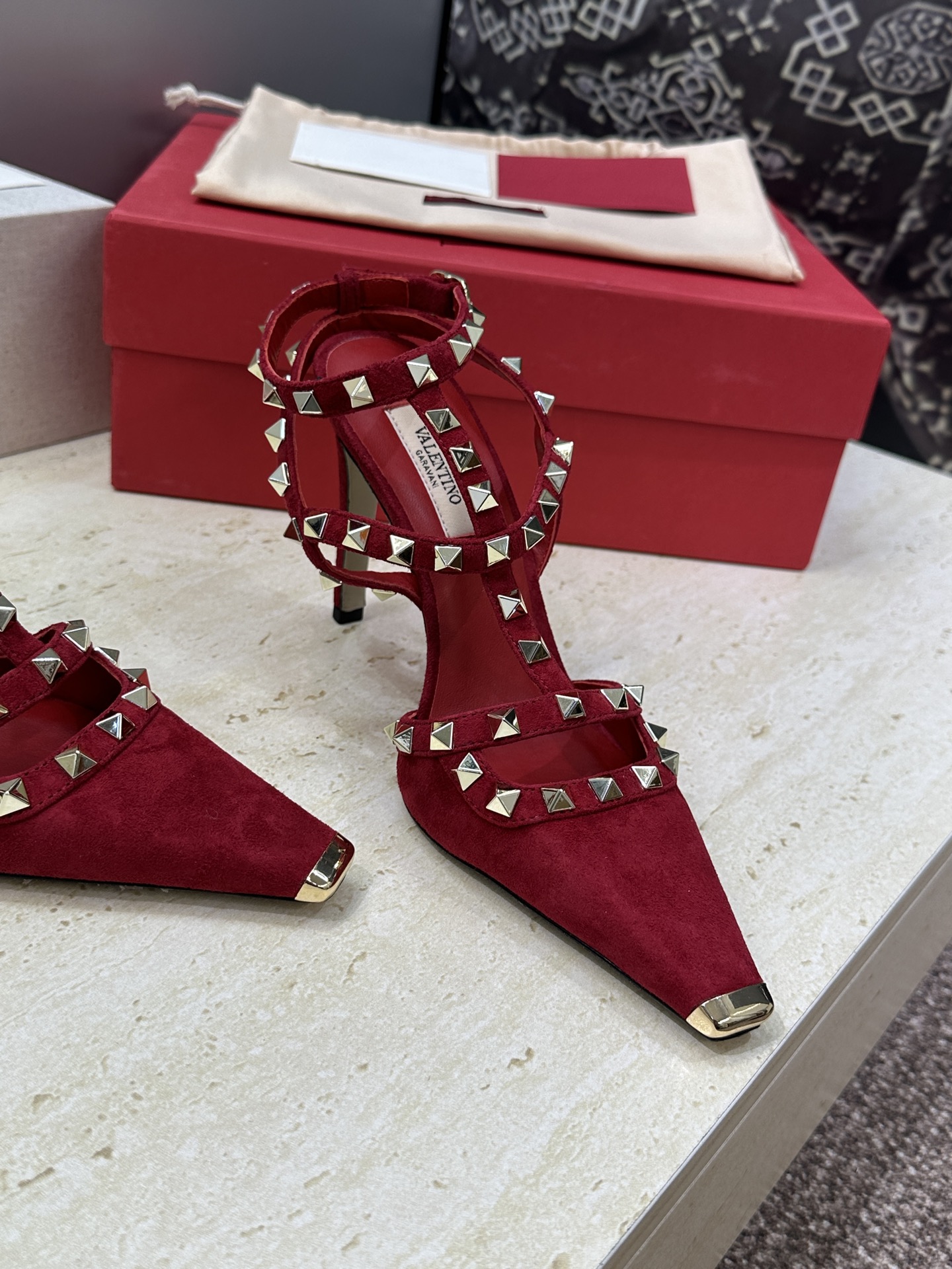 (配全套飞机盒)Valentino 2026春夏新款时尚三带铆钉铁头女鞋 华伦天奴字母logo五金扣高跟