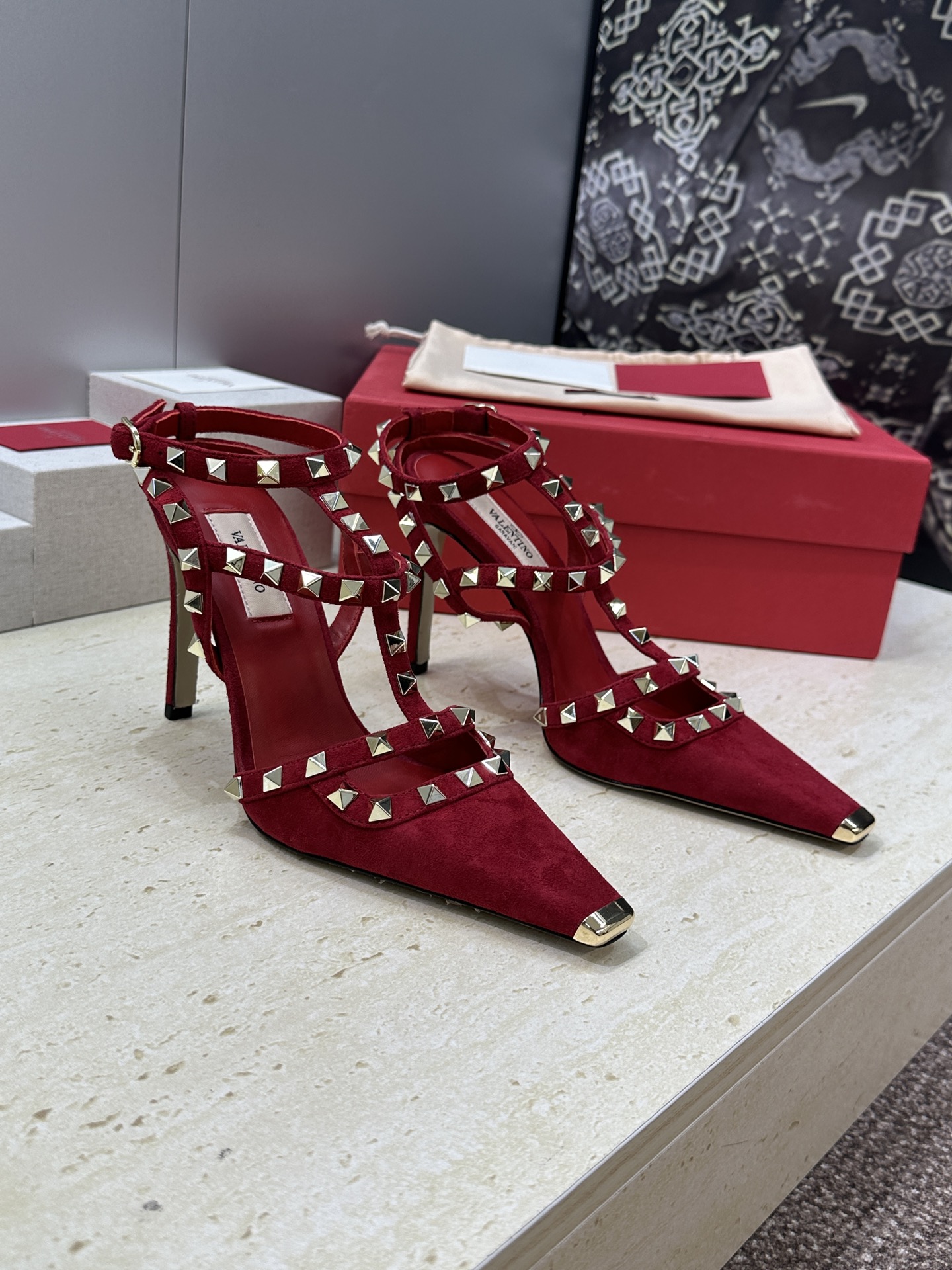 (配全套飞机盒)Valentino 2026春夏新款时尚三带铆钉铁头女鞋 华伦天奴字母logo五金扣高跟
