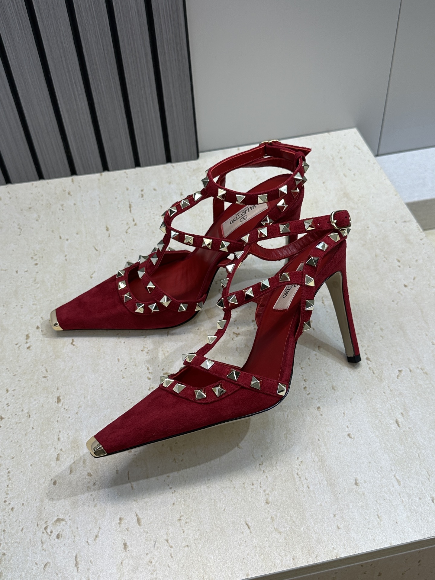 (配全套飞机盒)Valentino 2026春夏新款时尚三带铆钉铁头女鞋 华伦天奴字母logo五金扣高跟