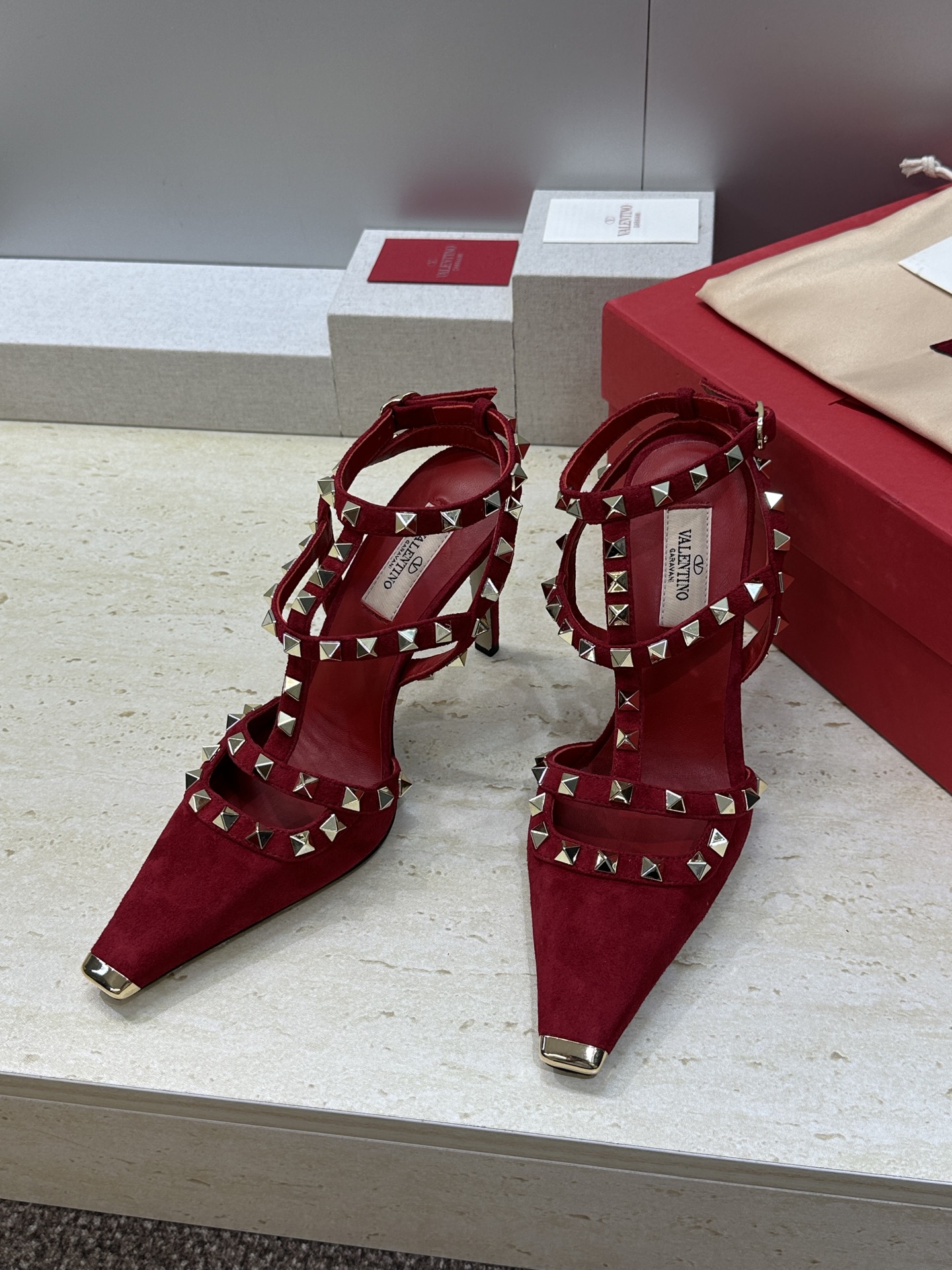 (配全套飞机盒)Valentino 2026春夏新款时尚三带铆钉铁头女鞋 华伦天奴字母logo五金扣高跟