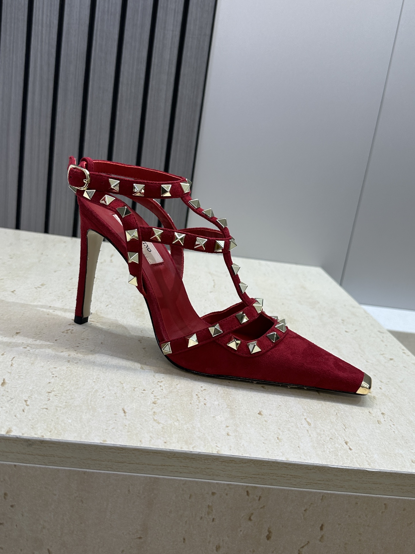 (配全套飞机盒)Valentino 2026春夏新款时尚三带铆钉铁头女鞋 华伦天奴字母logo五金扣高跟