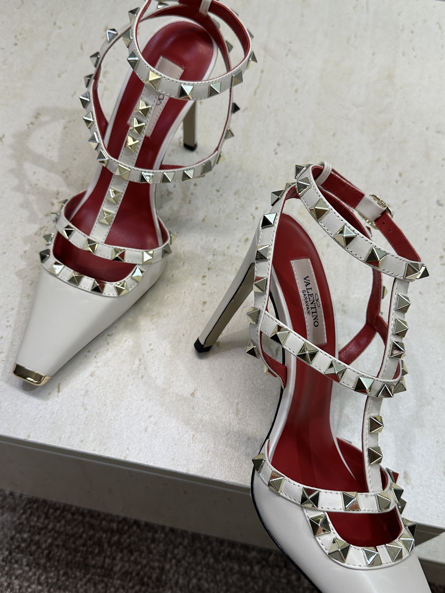 (配全套飞机盒)Valentino 2026春夏新款时尚三带铆钉铁头女鞋 华伦天奴字母logo五金扣高跟