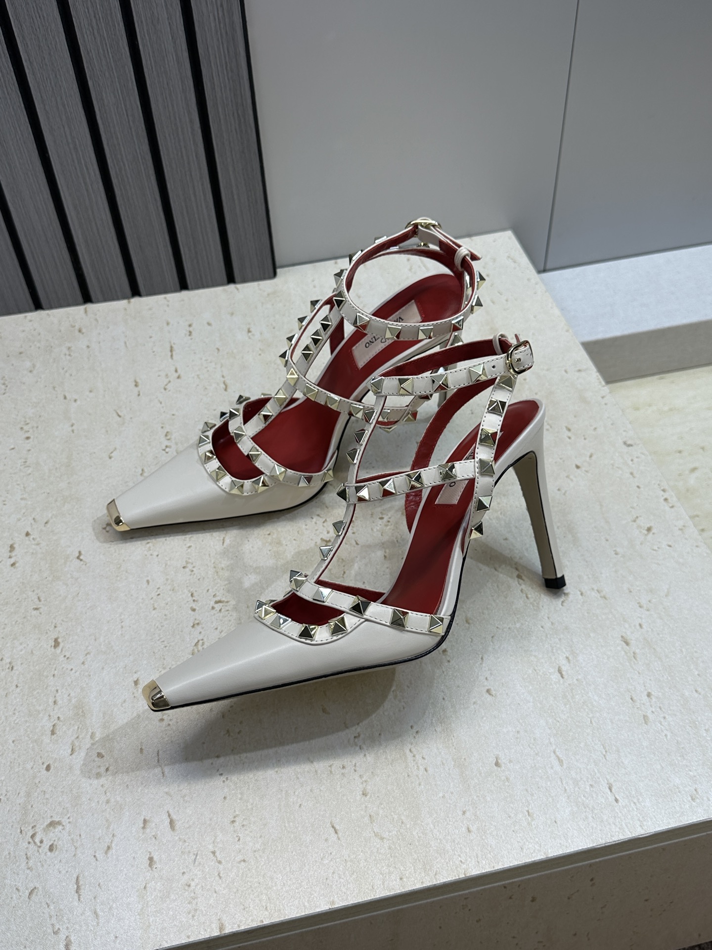 (配全套飞机盒)Valentino 2026春夏新款时尚三带铆钉铁头女鞋 华伦天奴字母logo五金扣高跟