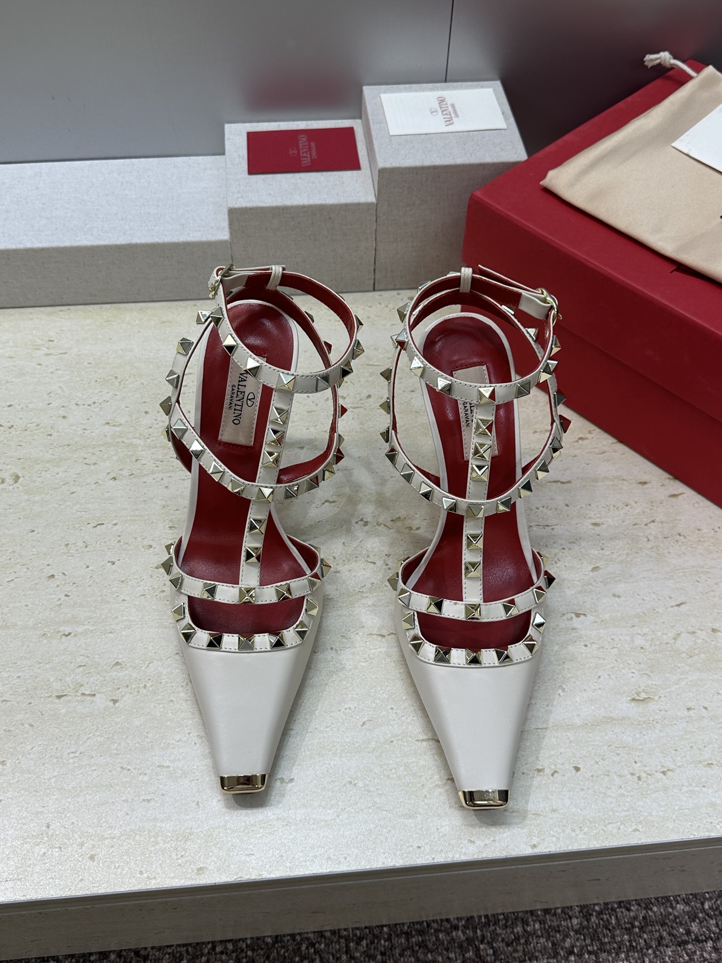 (配全套飞机盒)Valentino 2026春夏新款时尚三带铆钉铁头女鞋 华伦天奴字母logo五金扣高跟