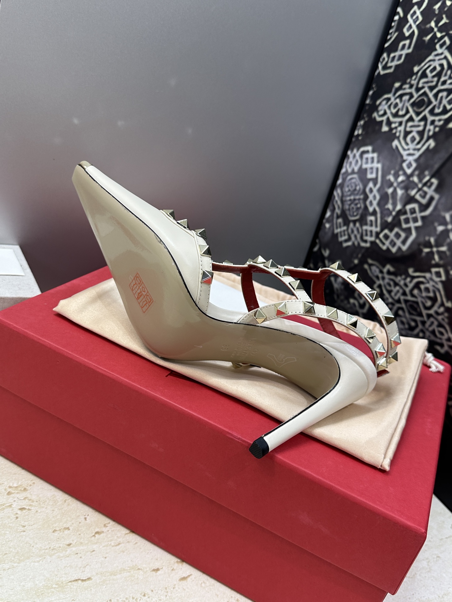 (配全套飞机盒)Valentino 2026春夏新款时尚三带铆钉铁头女鞋 华伦天奴字母logo五金扣高跟