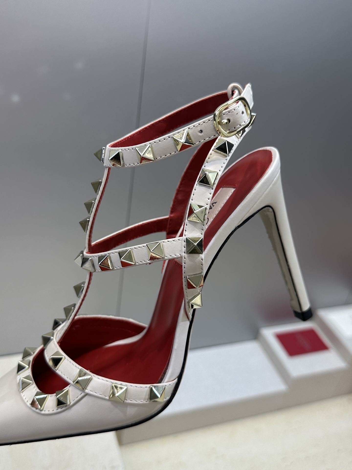 (配全套飞机盒)Valentino 2026春夏新款时尚三带铆钉铁头女鞋 华伦天奴字母logo五金扣高跟