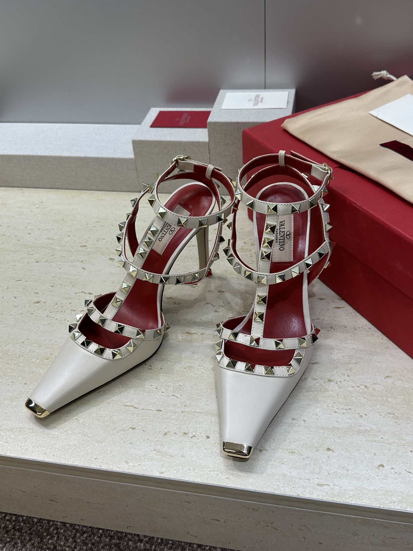 (配全套飞机盒)Valentino 2026春夏新款时尚三带铆钉铁头女鞋 华伦天奴字母logo五金扣高跟