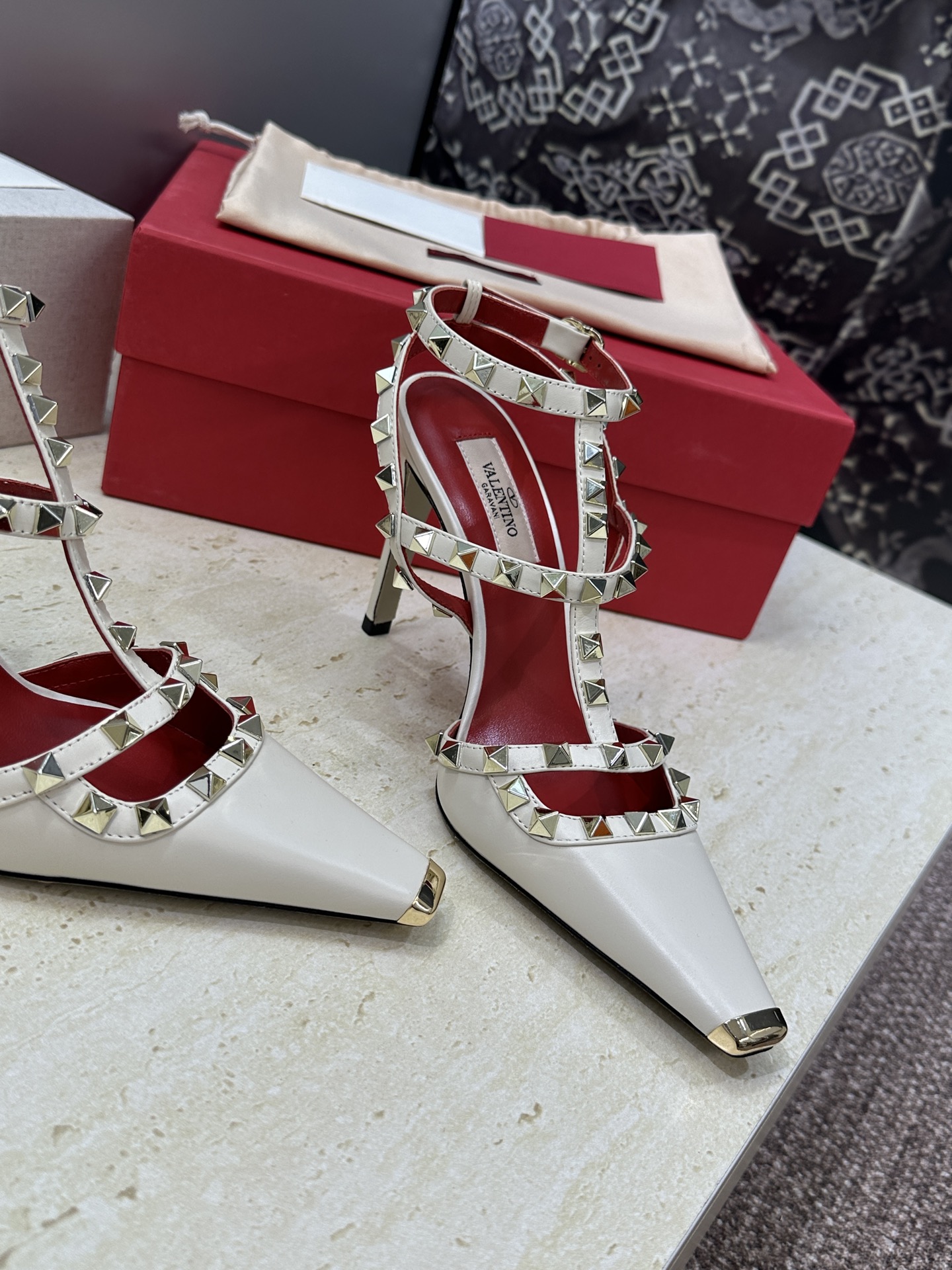 (配全套飞机盒)Valentino 2026春夏新款时尚三带铆钉铁头女鞋 华伦天奴字母logo五金扣高跟