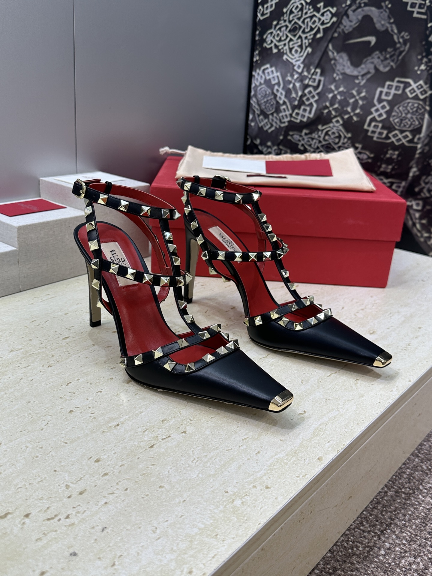 (配全套飞机盒)Valentino 2026春夏新款时尚三带铆钉铁头女鞋 华伦天奴字母logo五金扣高跟