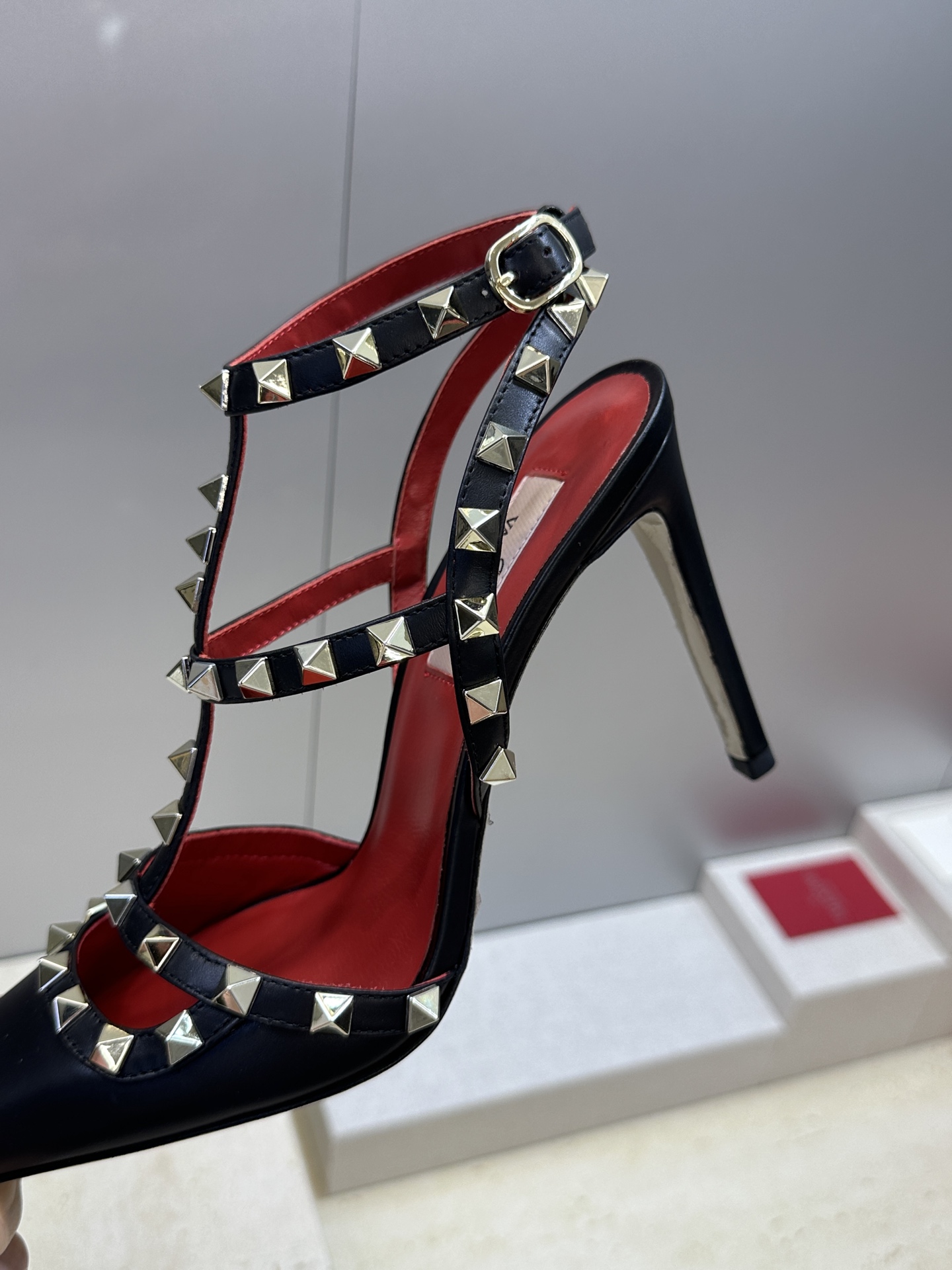 (配全套飞机盒)Valentino 2026春夏新款时尚三带铆钉铁头女鞋 华伦天奴字母logo五金扣高跟