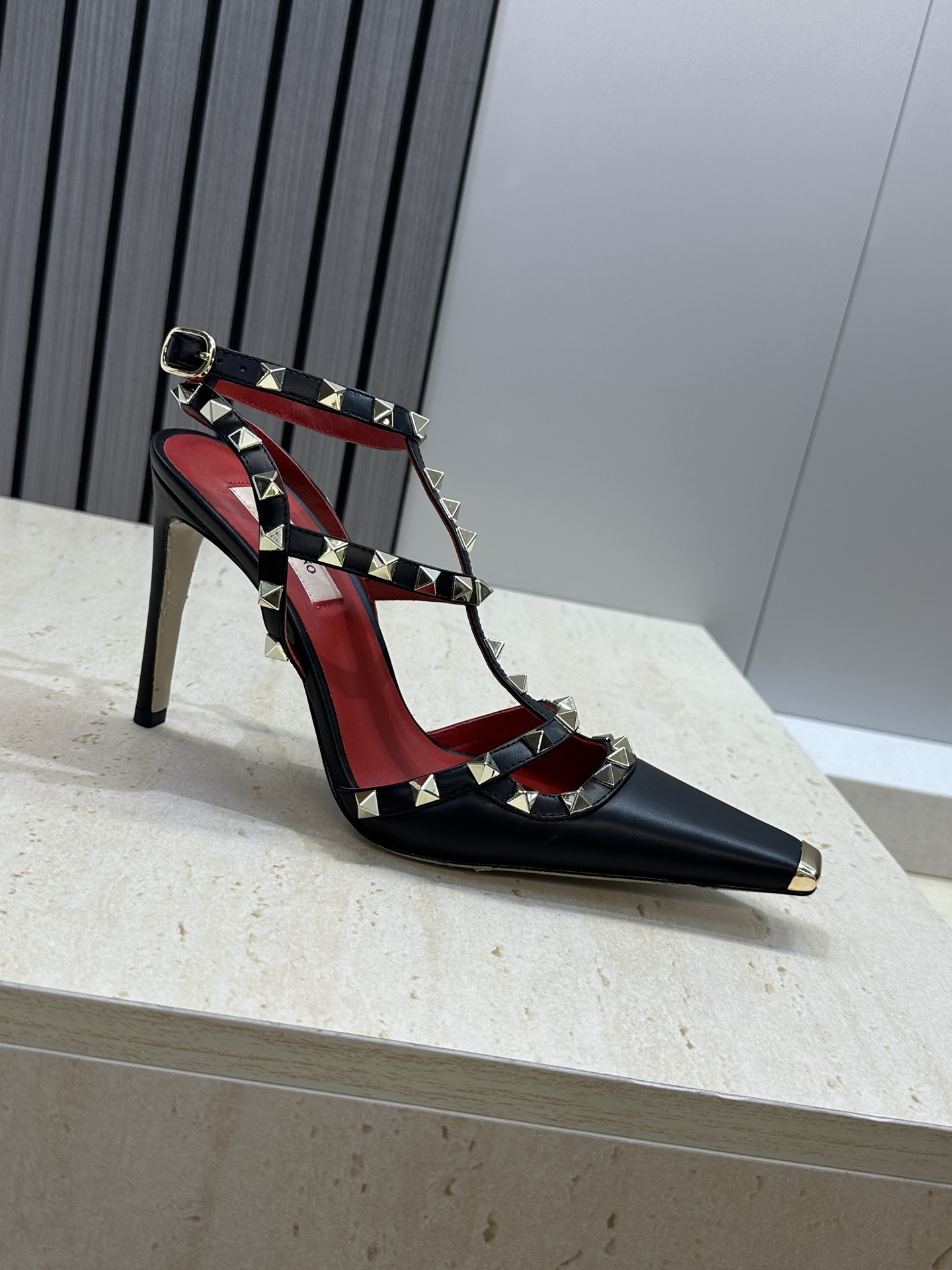 (配全套飞机盒)Valentino 2026春夏新款时尚三带铆钉铁头女鞋 华伦天奴字母logo五金扣高跟