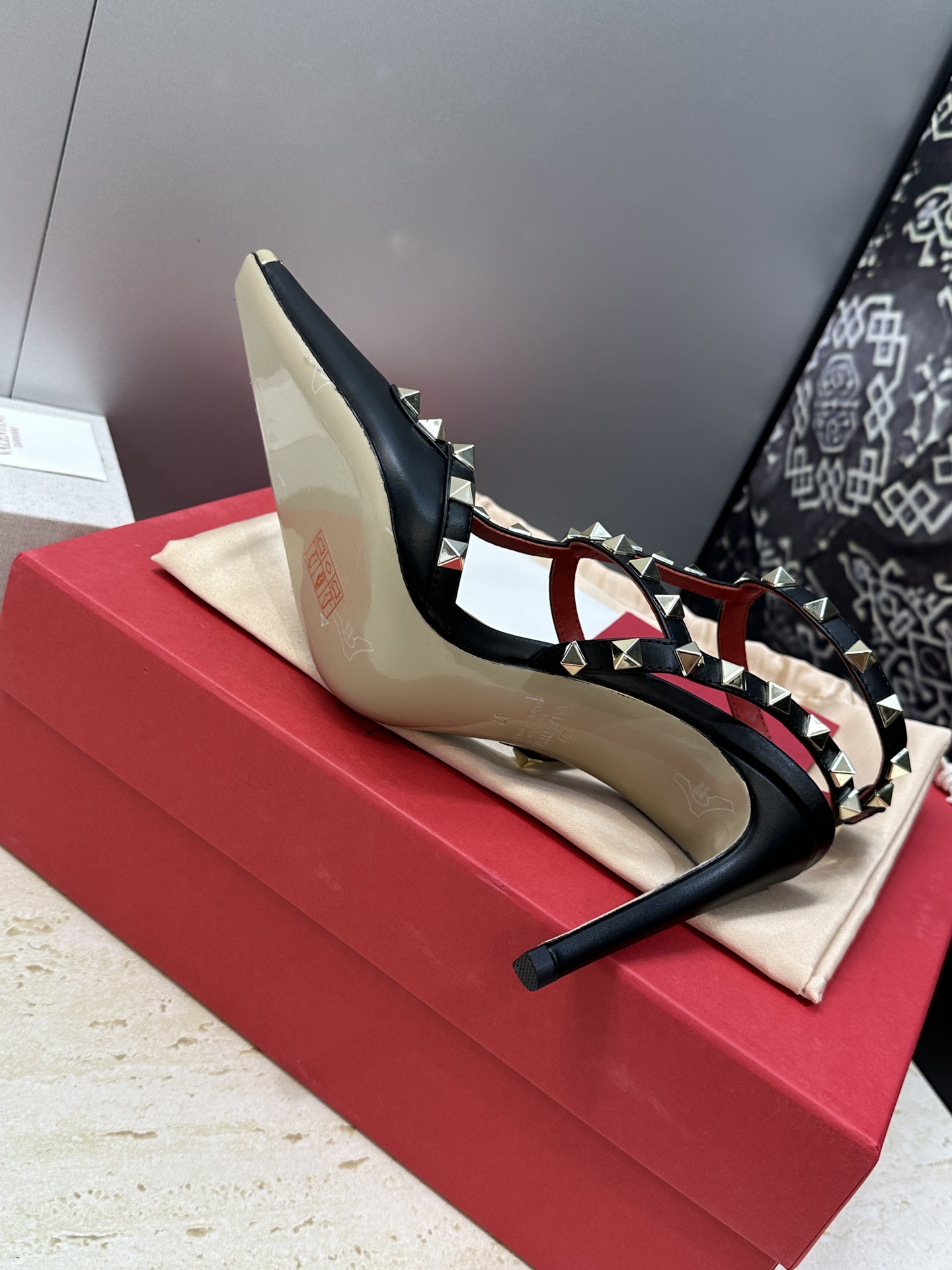 (配全套飞机盒)Valentino 2026春夏新款时尚三带铆钉铁头女鞋 华伦天奴字母logo五金扣高跟