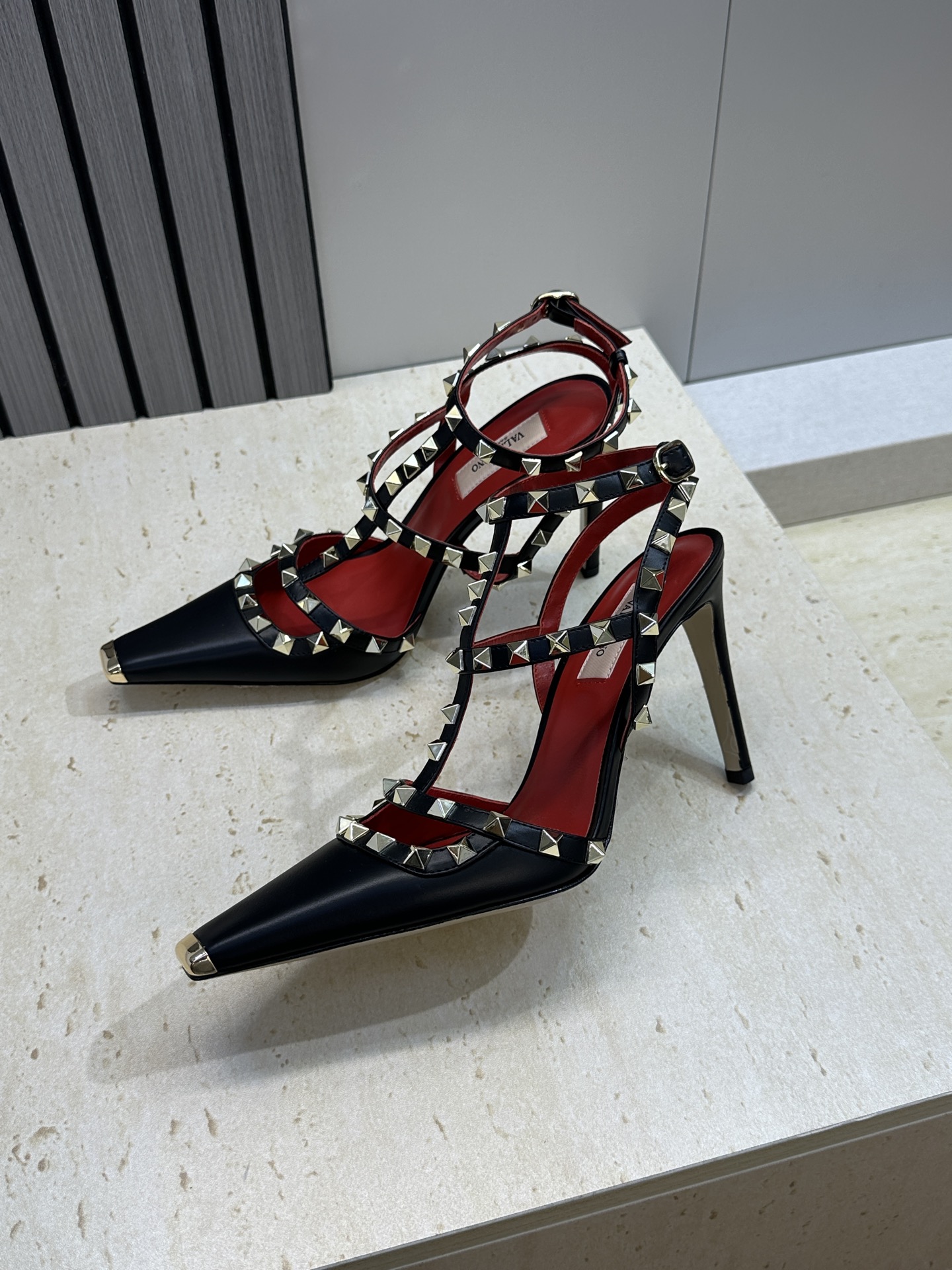 (配全套飞机盒)Valentino 2026春夏新款时尚三带铆钉铁头女鞋 华伦天奴字母logo五金扣高跟