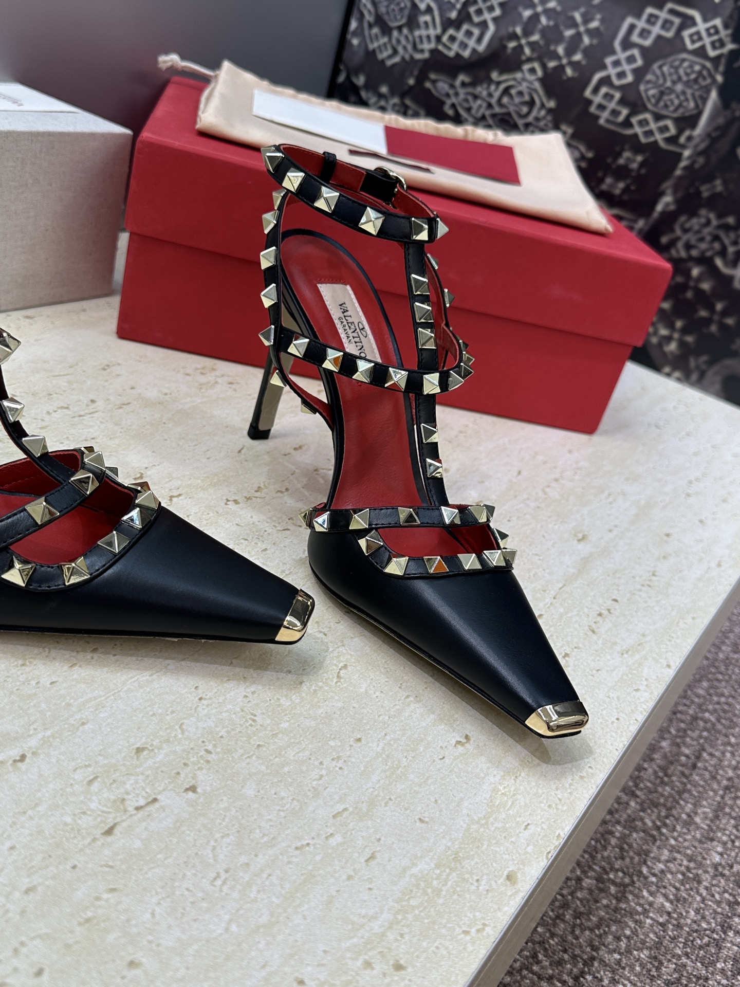 (配全套飞机盒)Valentino 2026春夏新款时尚三带铆钉铁头女鞋 华伦天奴字母logo五金扣高跟