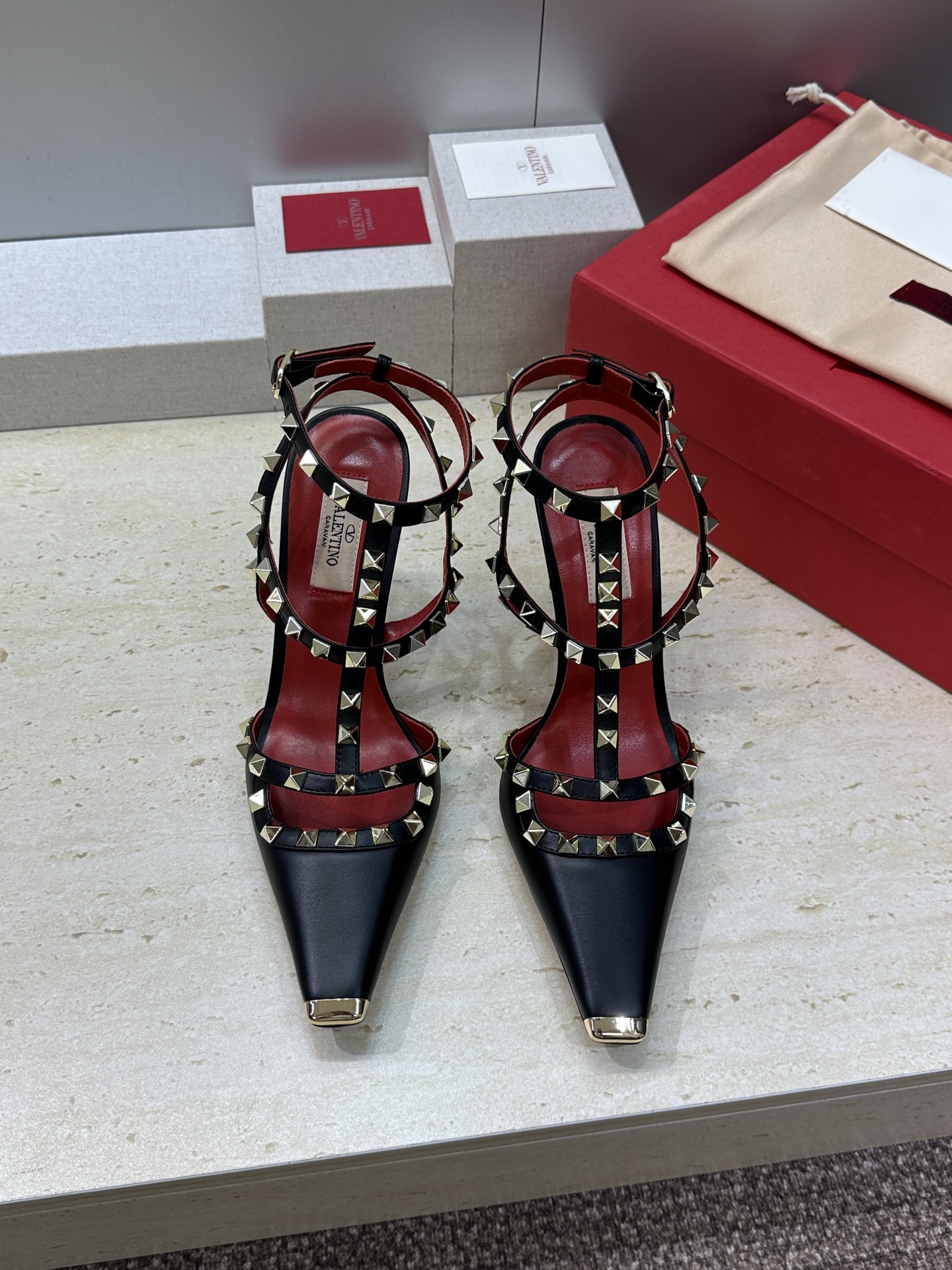 (配全套飞机盒)Valentino 2026春夏新款时尚三带铆钉铁头女鞋 华伦天奴字母logo五金扣高跟