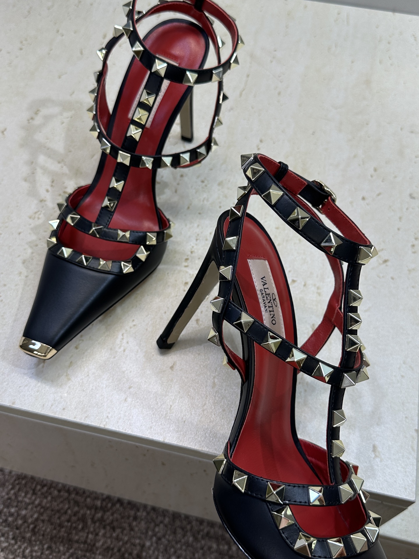 (配全套飞机盒)Valentino 2026春夏新款时尚三带铆钉铁头女鞋 华伦天奴字母logo五金扣高跟