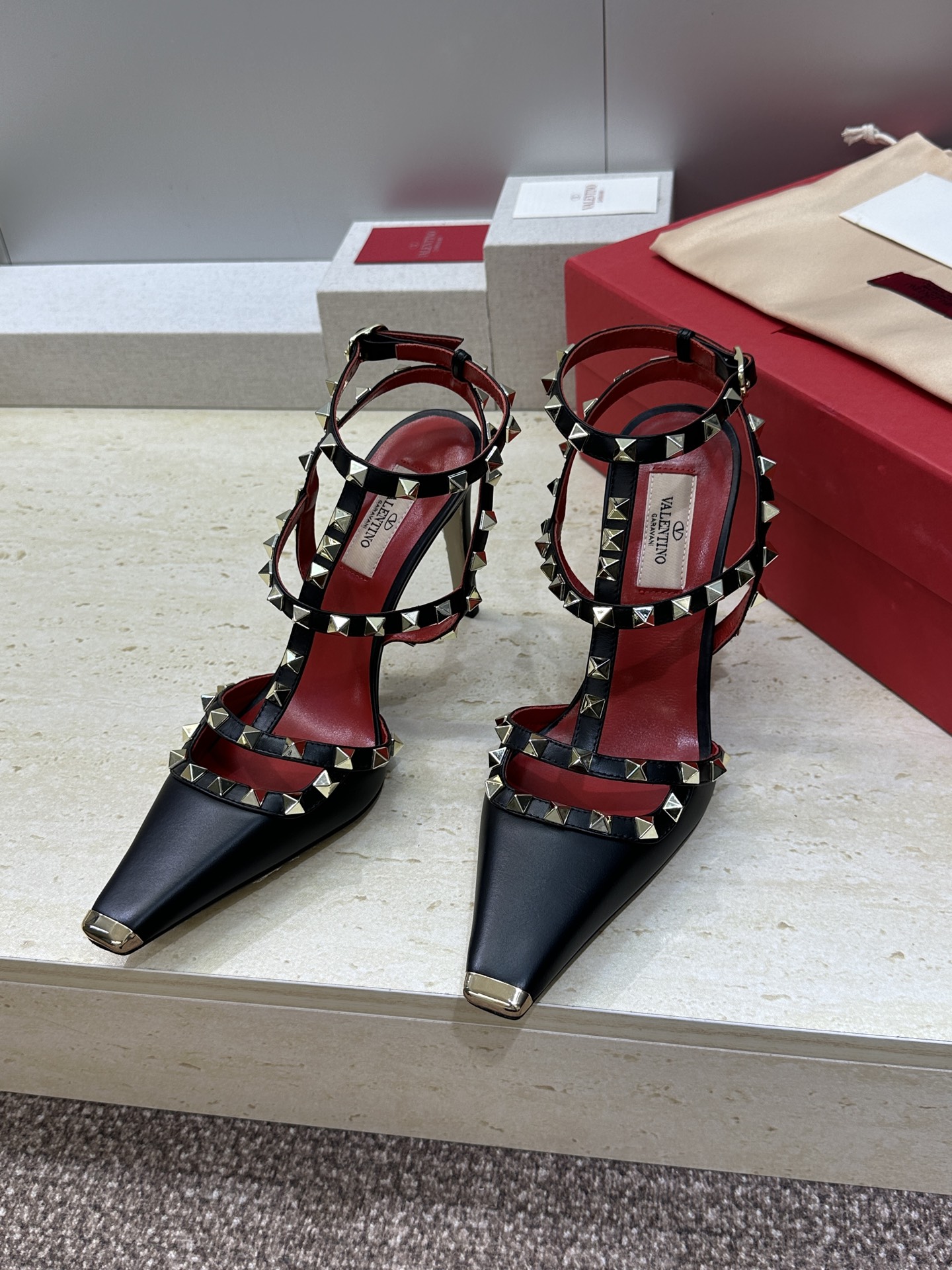 (配全套飞机盒)Valentino 2026春夏新款时尚三带铆钉铁头女鞋 华伦天奴字母logo五金扣高跟