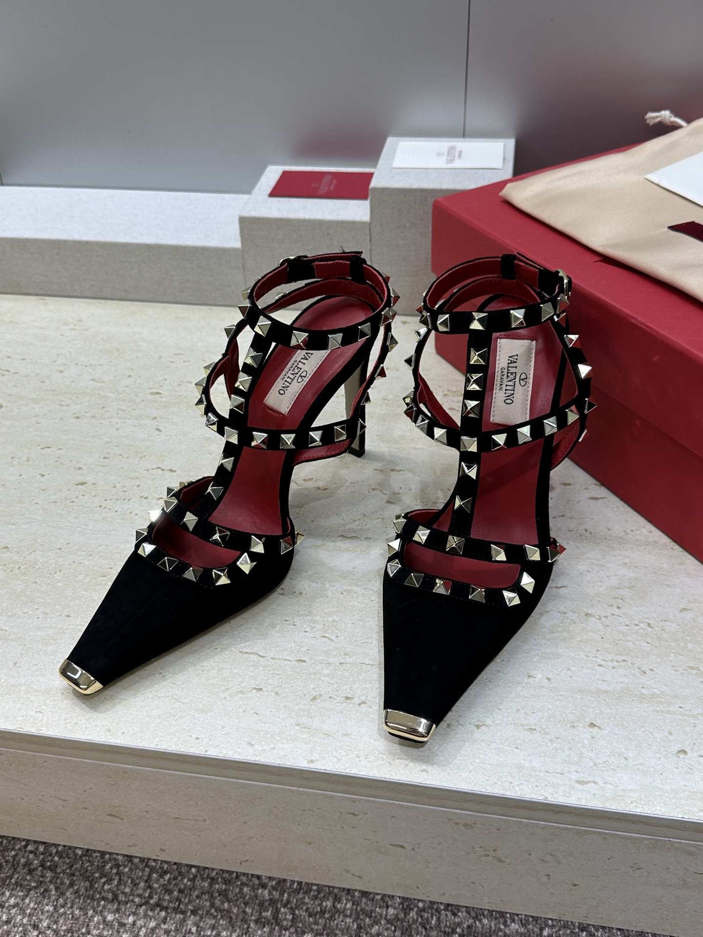 (配全套飞机盒)Valentino 2026春夏新款时尚三带铆钉铁头女鞋 华伦天奴字母logo五金扣高跟